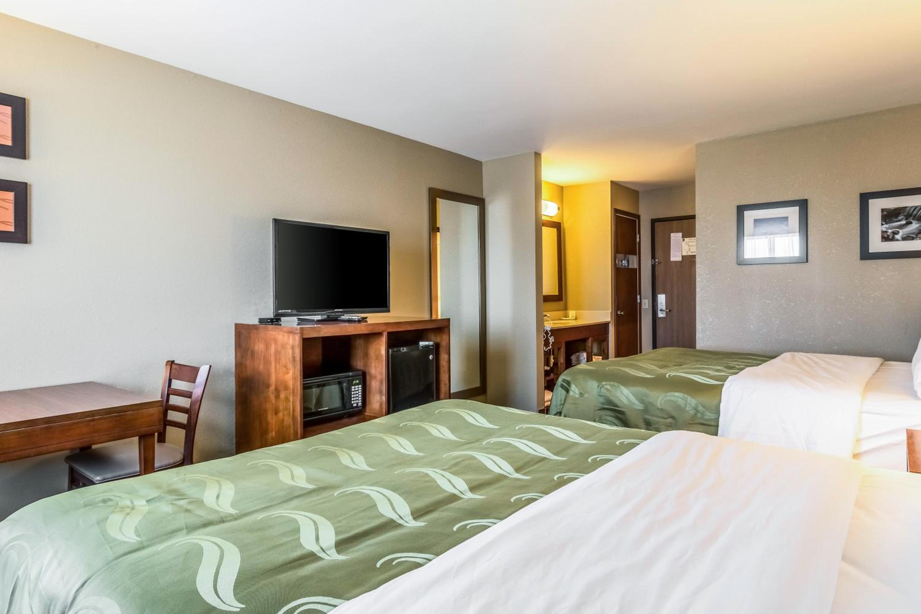 Queen Room with Two Queen Beds - Pet Friendly/Non-Smoking photo 3