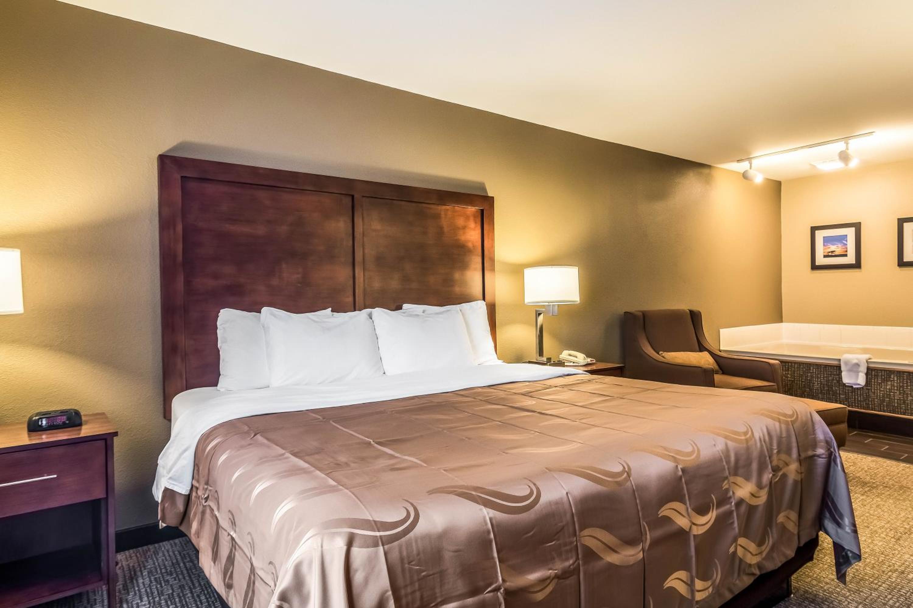 King Suite with Spa Bath photo 3