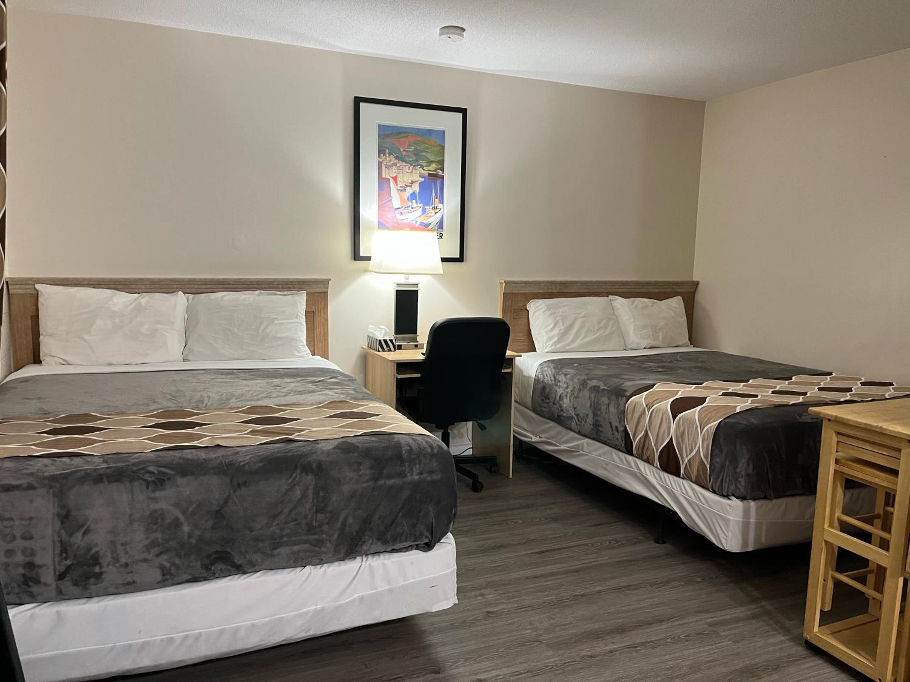 Queen Room with Two Queen Beds (4 Adults) photo 2