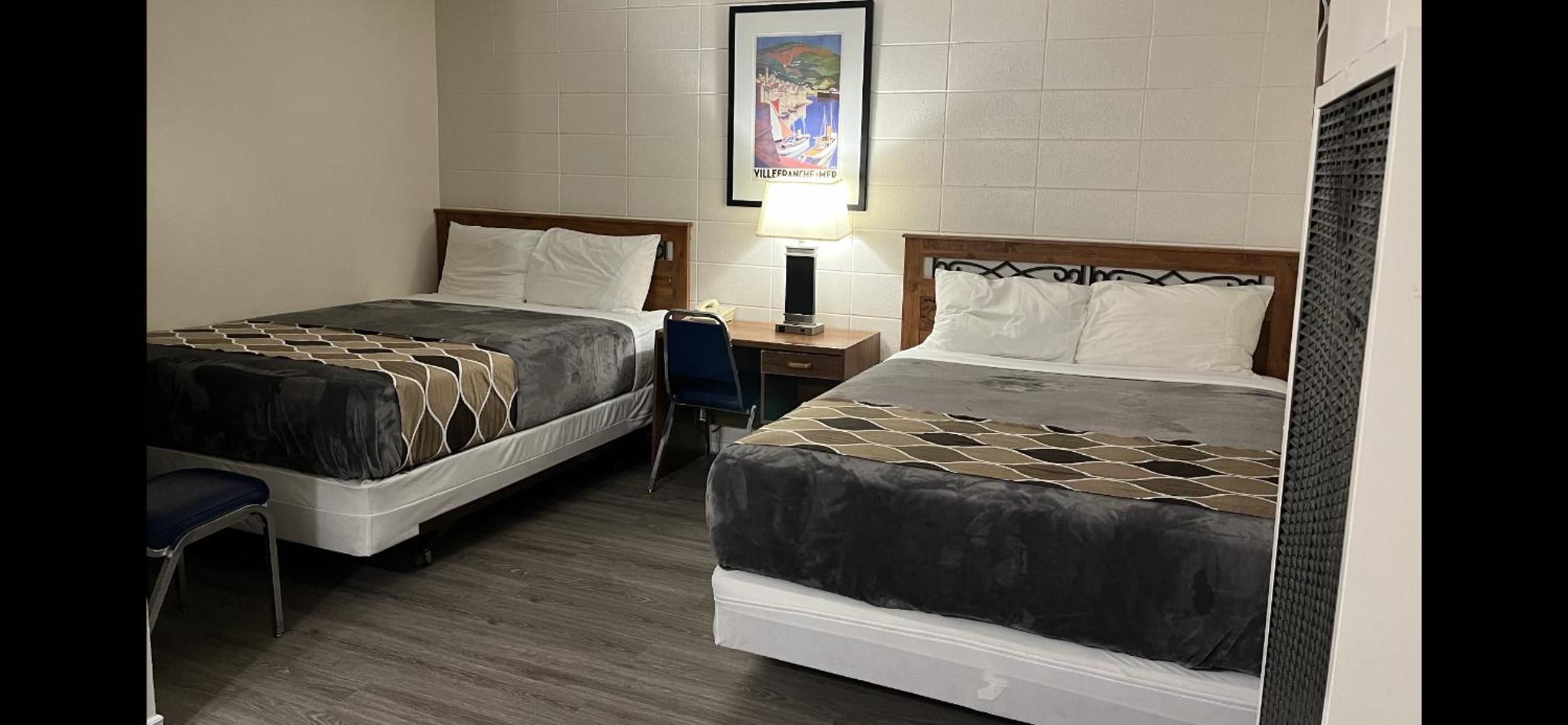 Queen Room with Two Queen Beds (4 Adults) photo 1