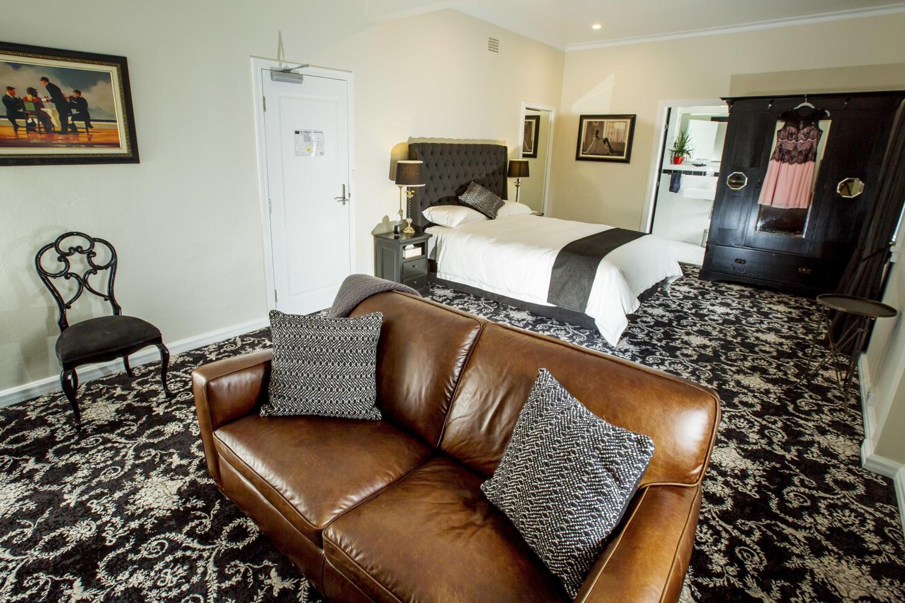 Premier Queen Suite with Lounge (no pets) photo 3