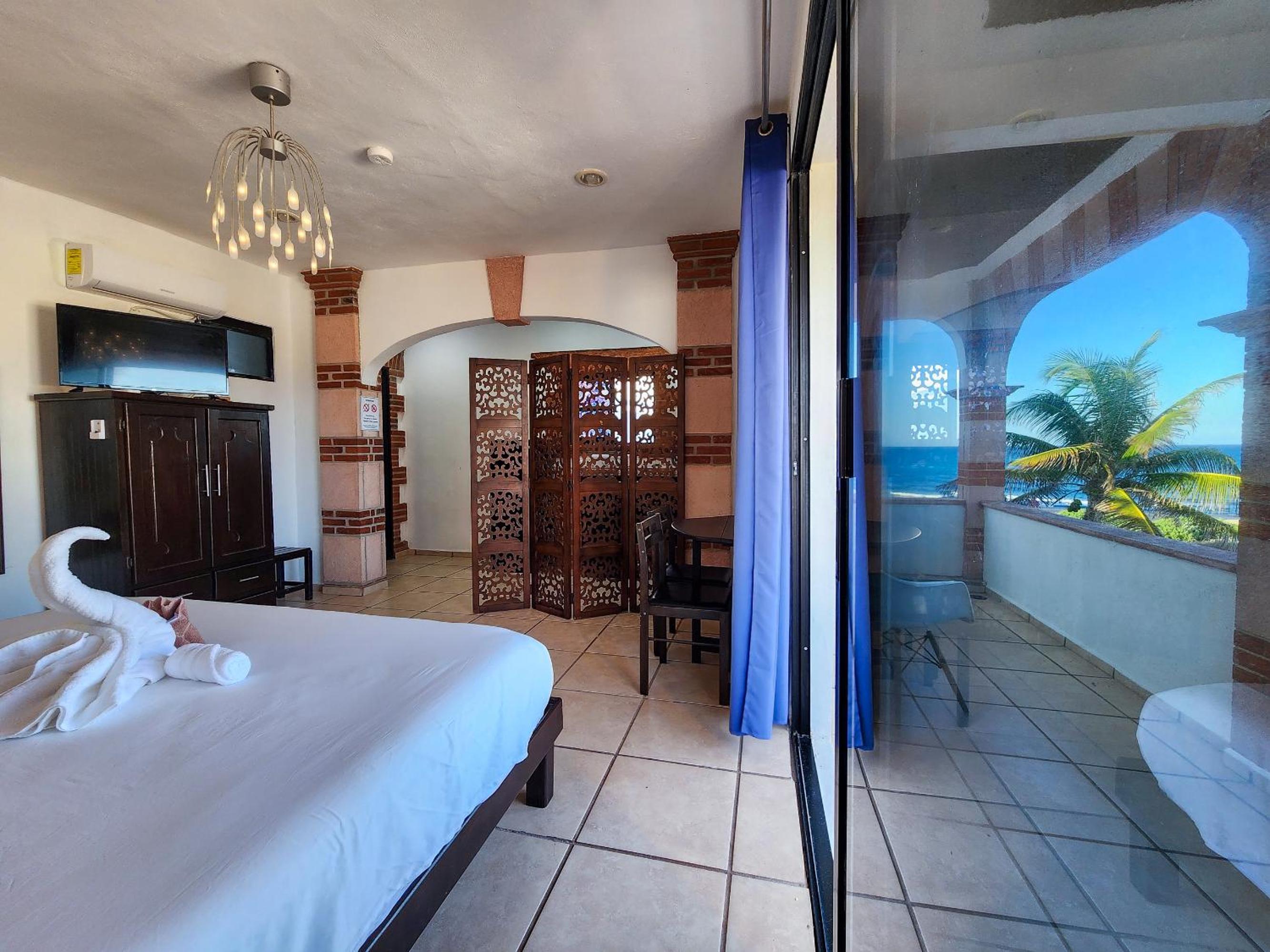 Double Room with Balcony - Photo 8
