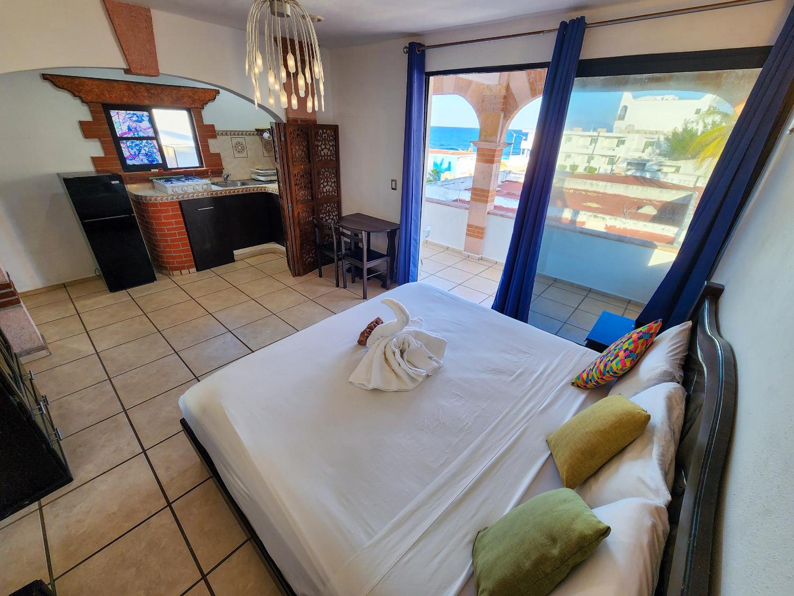 Double Room with Balcony - Photo 4