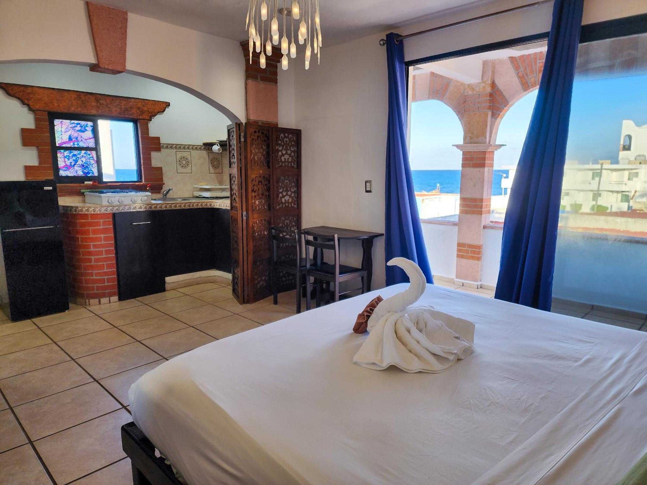 Double Room with Balcony - Photo 3