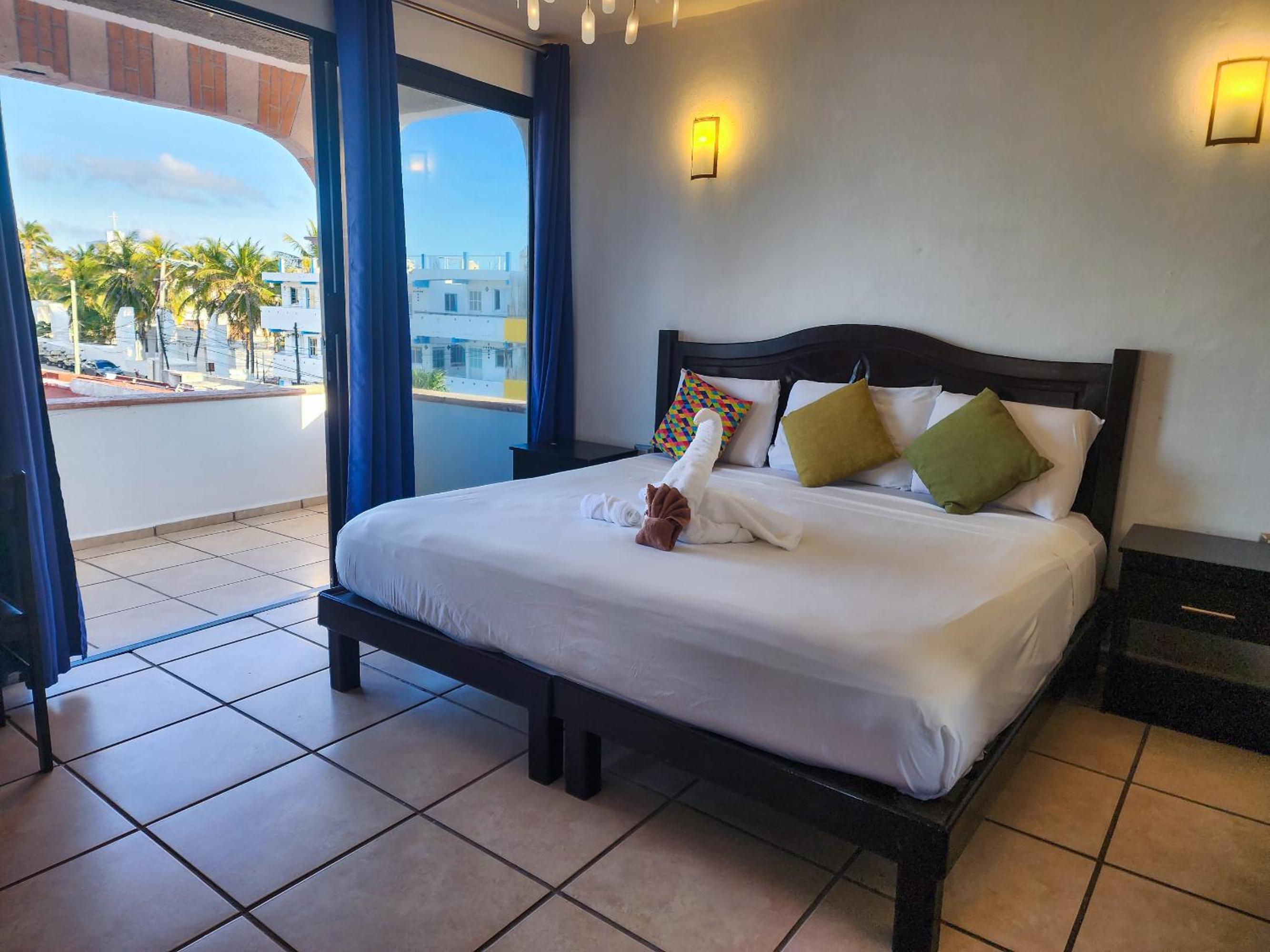 Double Room with Balcony - Photo 2