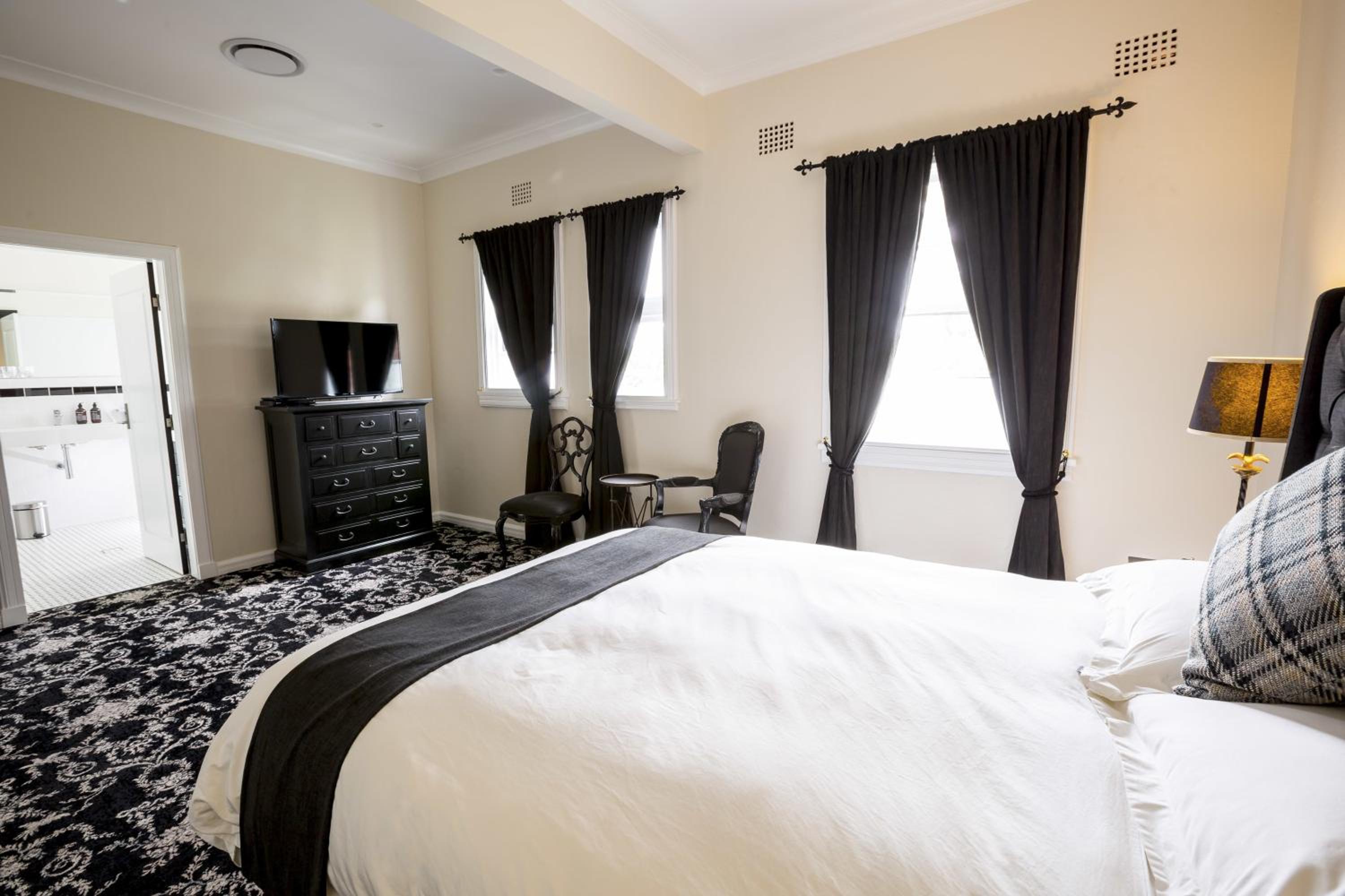 Premier Queen Room - Rear Side (no pets) photo 2