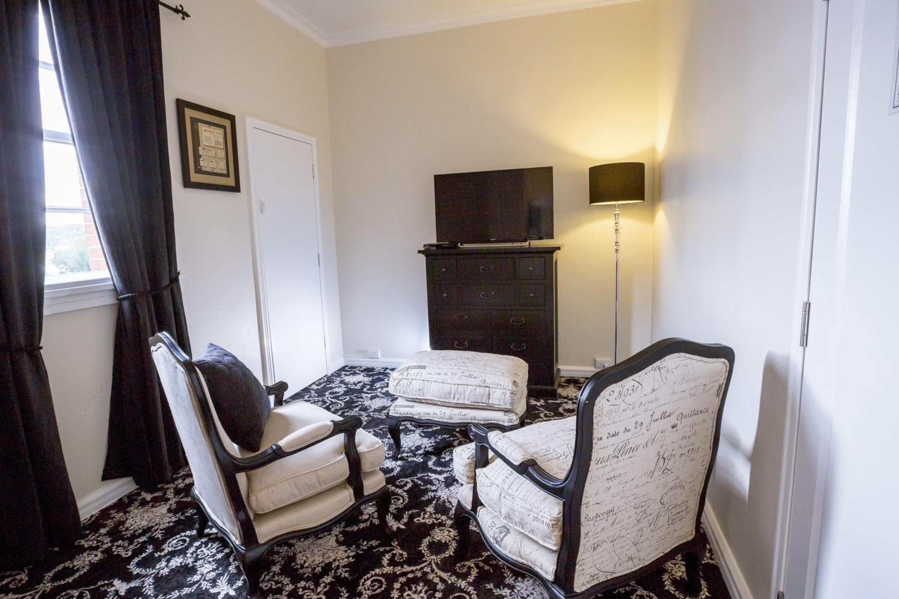 Standard Queen Room with Sitting Room - Rear Side (no pets) photo 3