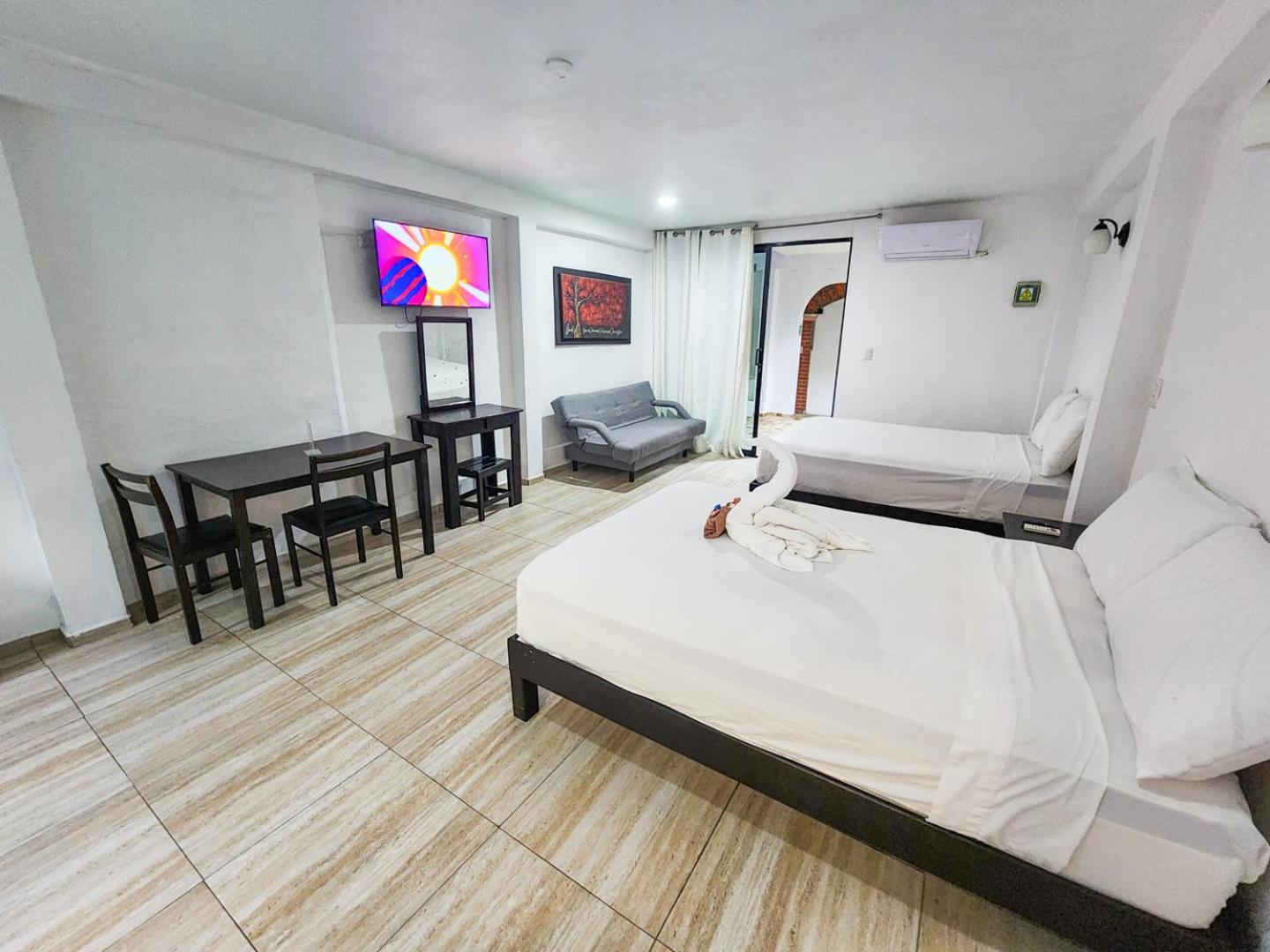 Large Double Room - Photo 5
