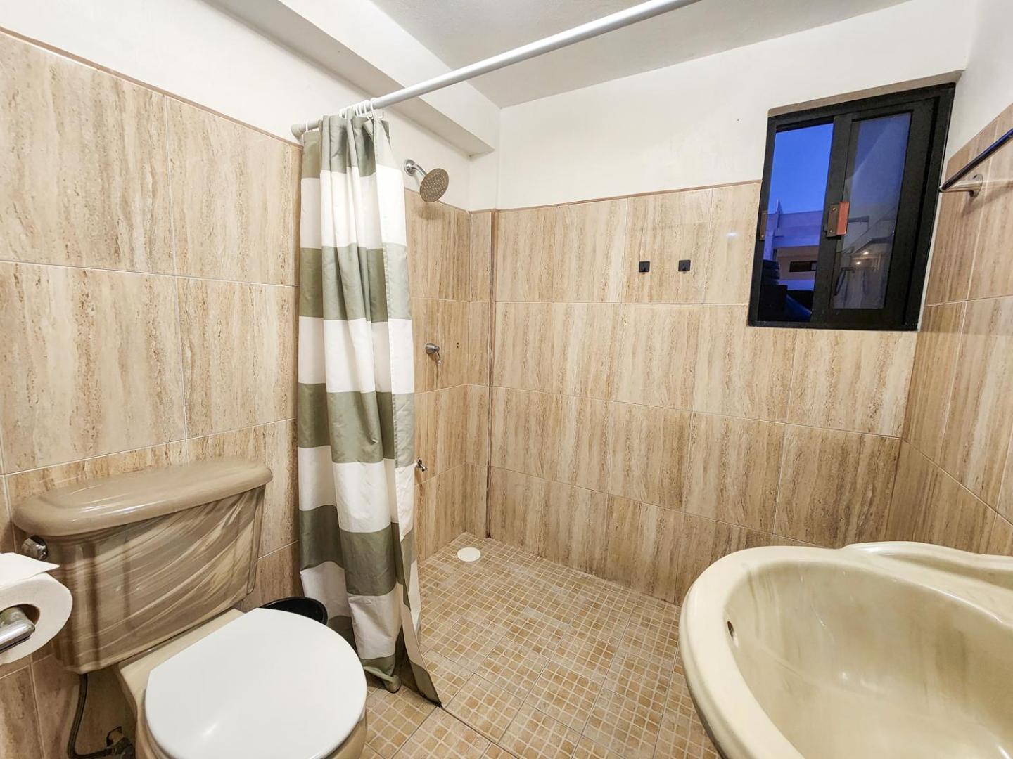 Large Double Room - Photo 6