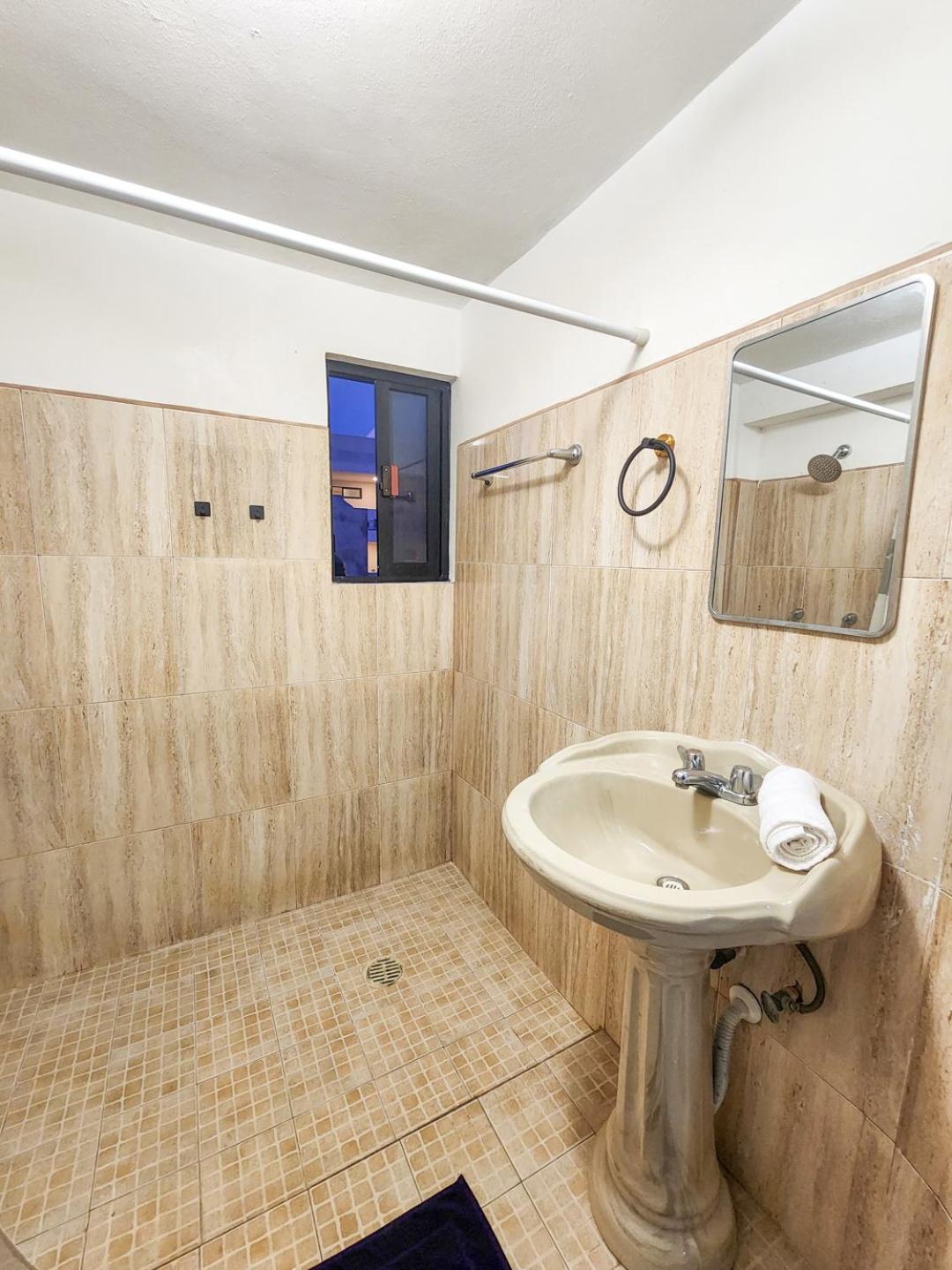 Large Double Room - Photo 7