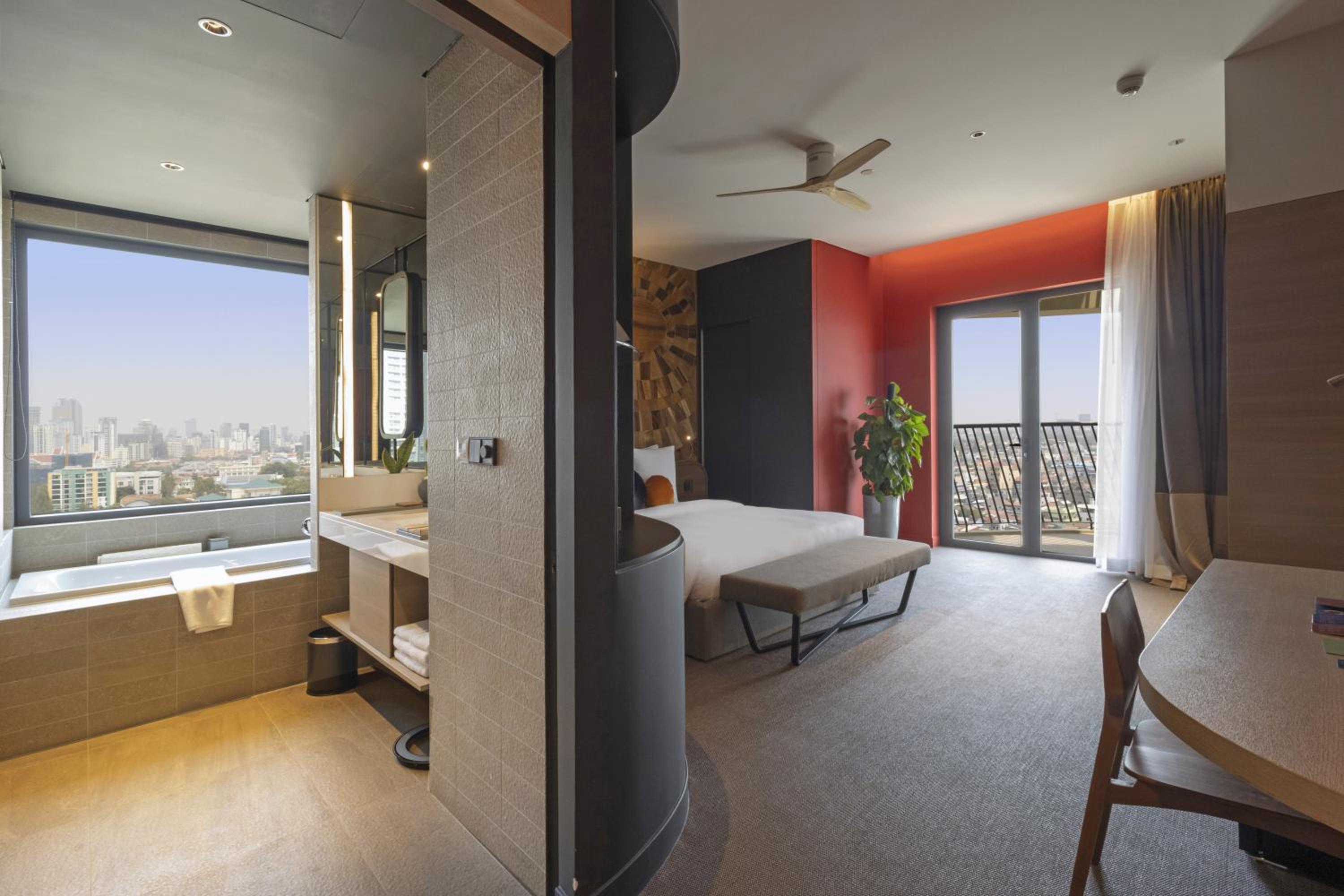 Luxury King Bed with Balcony photo 1