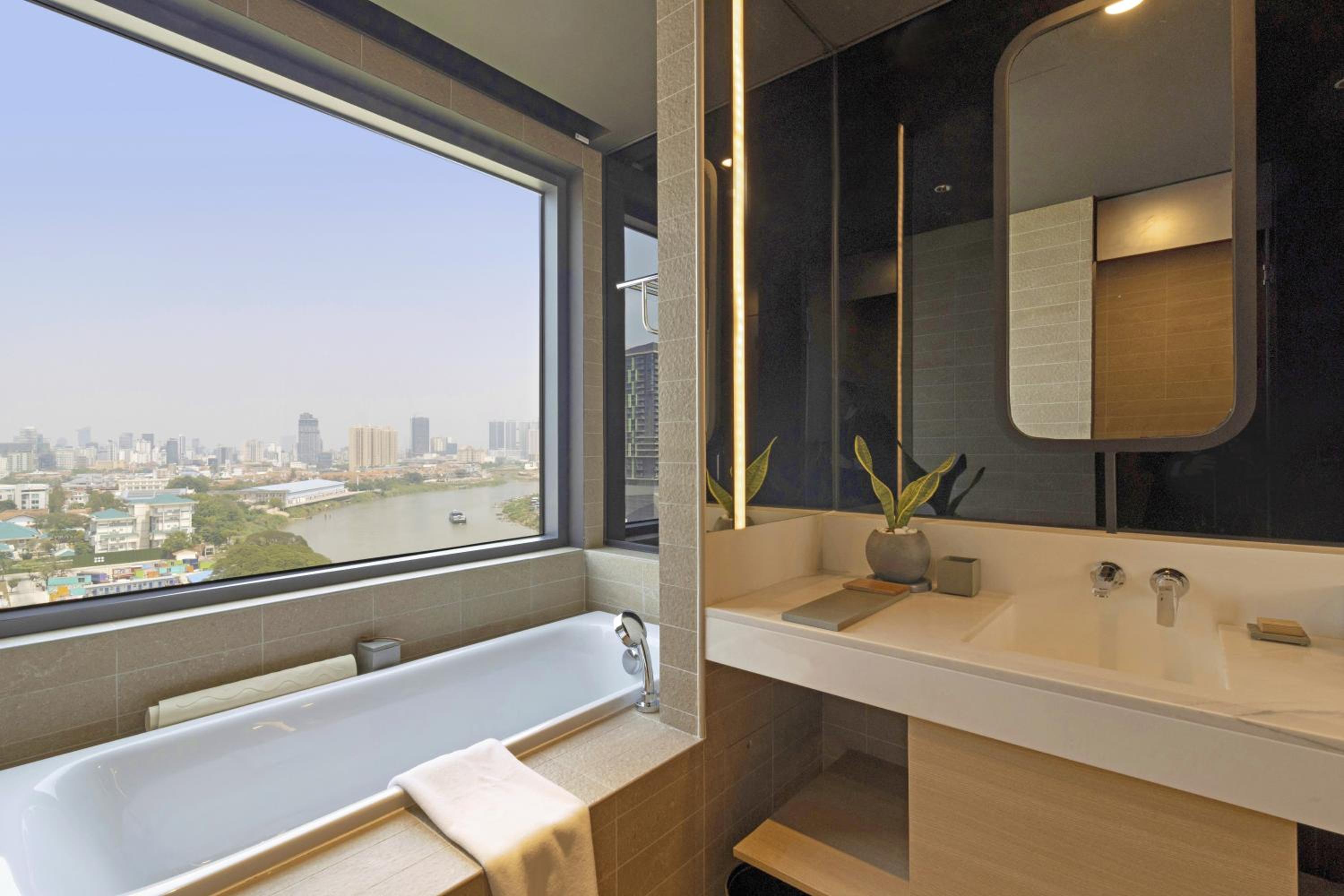 Luxury King Bed with Balcony photo 3