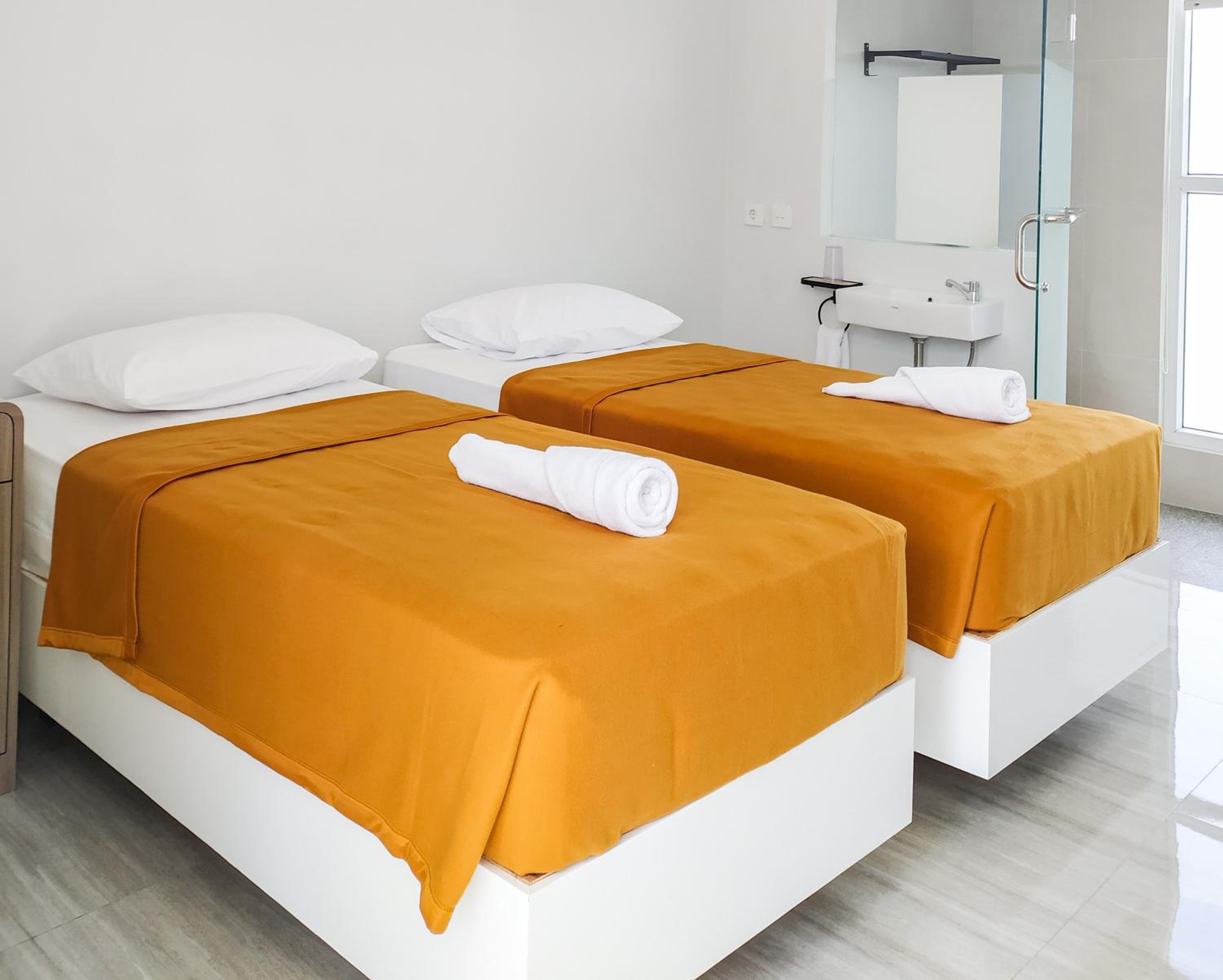 Standard Twin Room - Photo 2