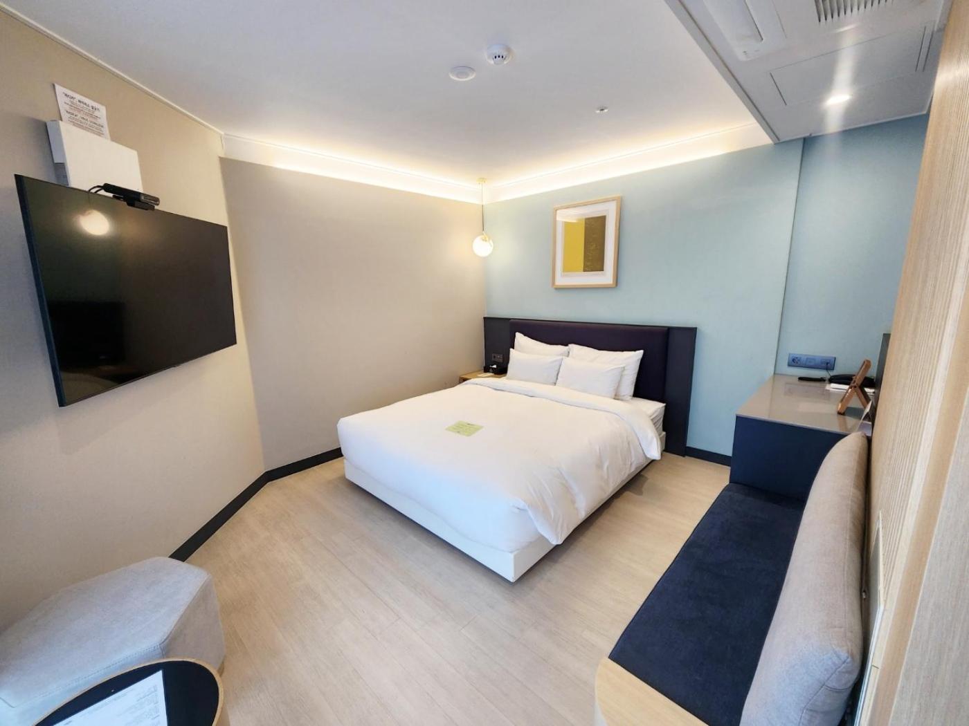 Standard Double Room with Free access to Rooftop pool - Photo 14
