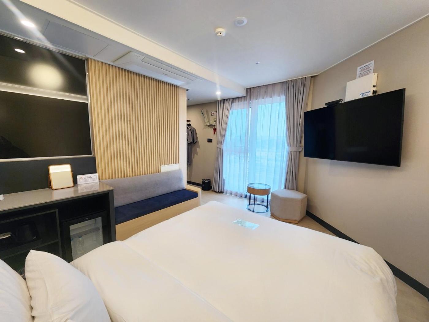 Standard Double Room with Free access to Rooftop pool - Photo 10