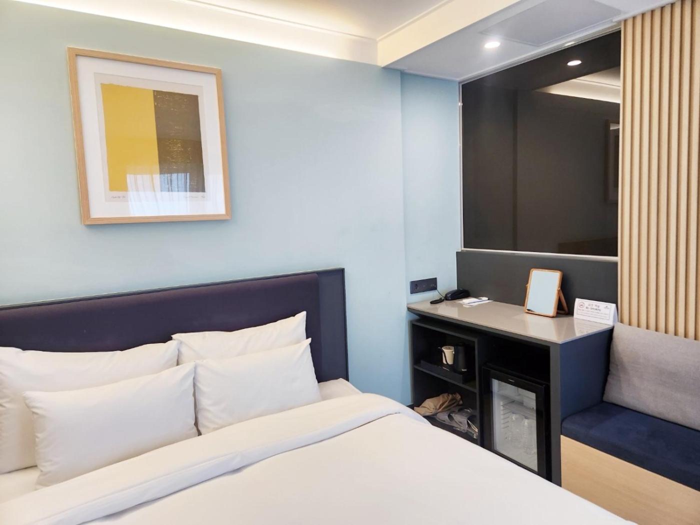 Standard Double Room with Free access to Rooftop pool - Photo 11