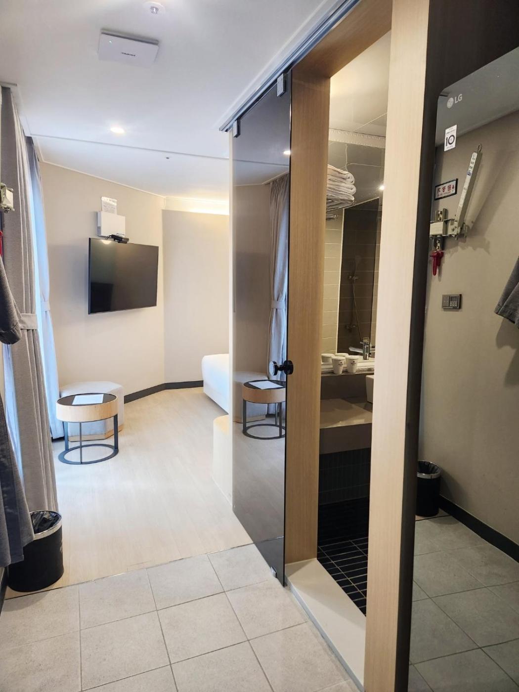 Standard Double Room with Free access to Rooftop pool - Photo 9