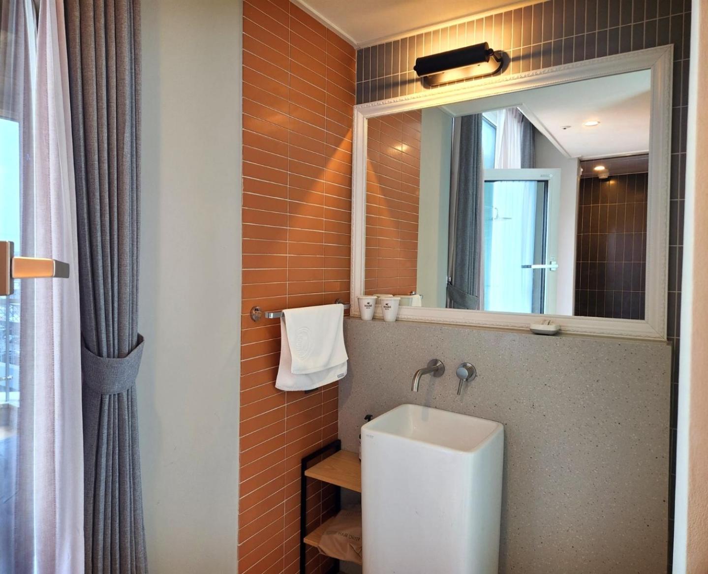 Deluxe Double Room with Balcony with Free access to Rooftop pool - Photo 26