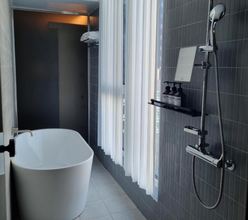 Premier Deluxe Room with Free access to Rooftop pool - Photo 3