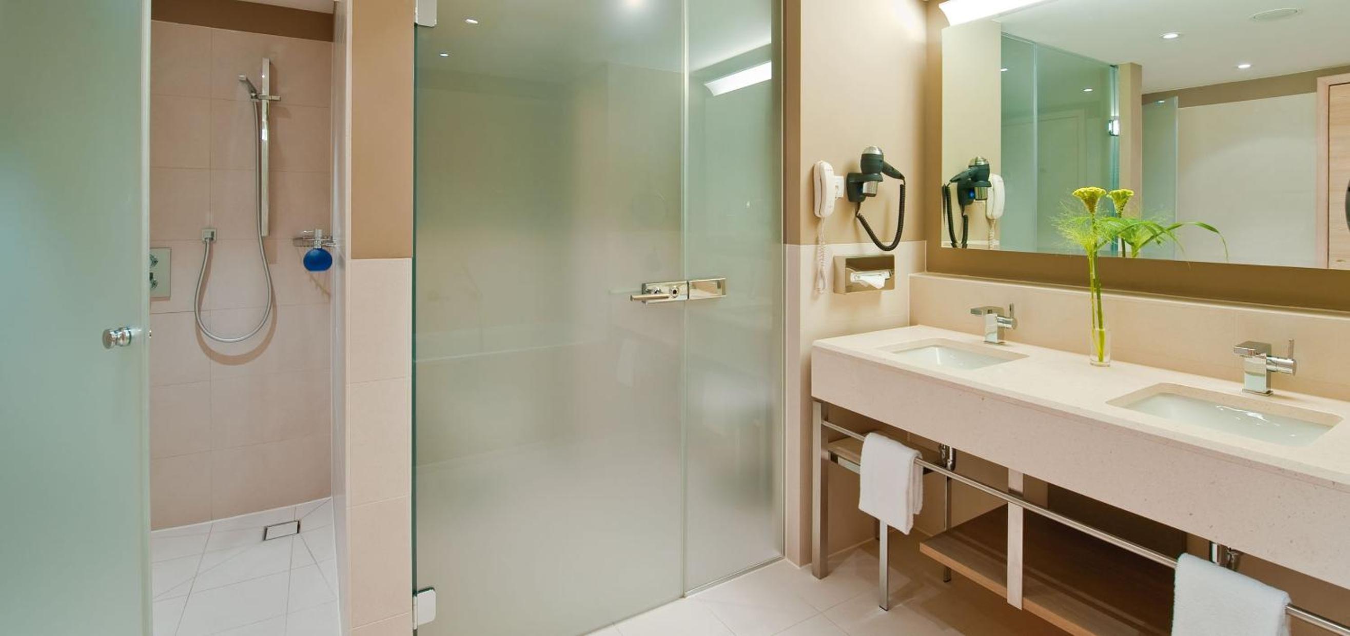 Double Room with Balcony (2 Adults + 1 Child) - Photo 4