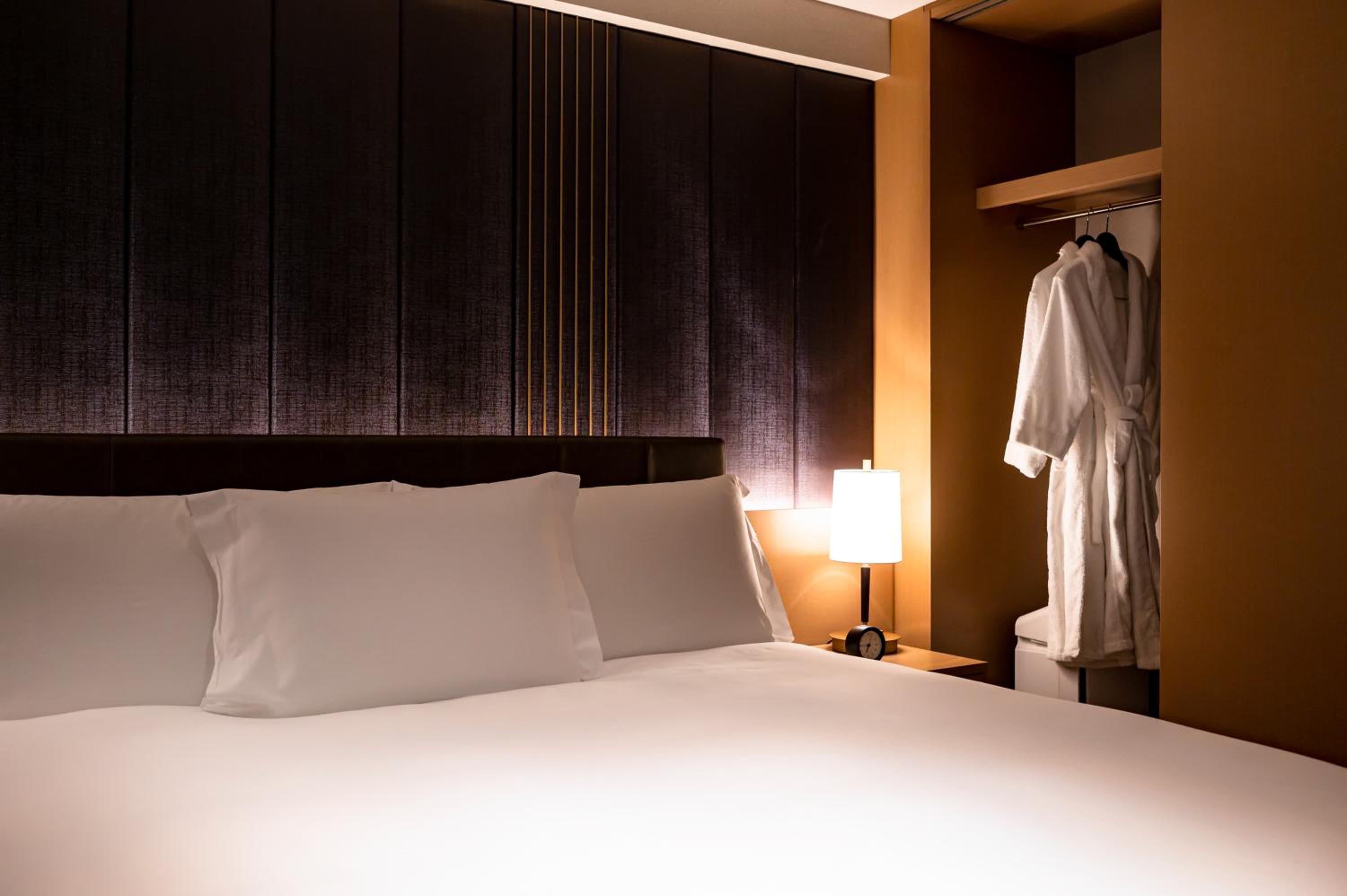 Premium Twin Room with Club Lounge Access - Photo 6