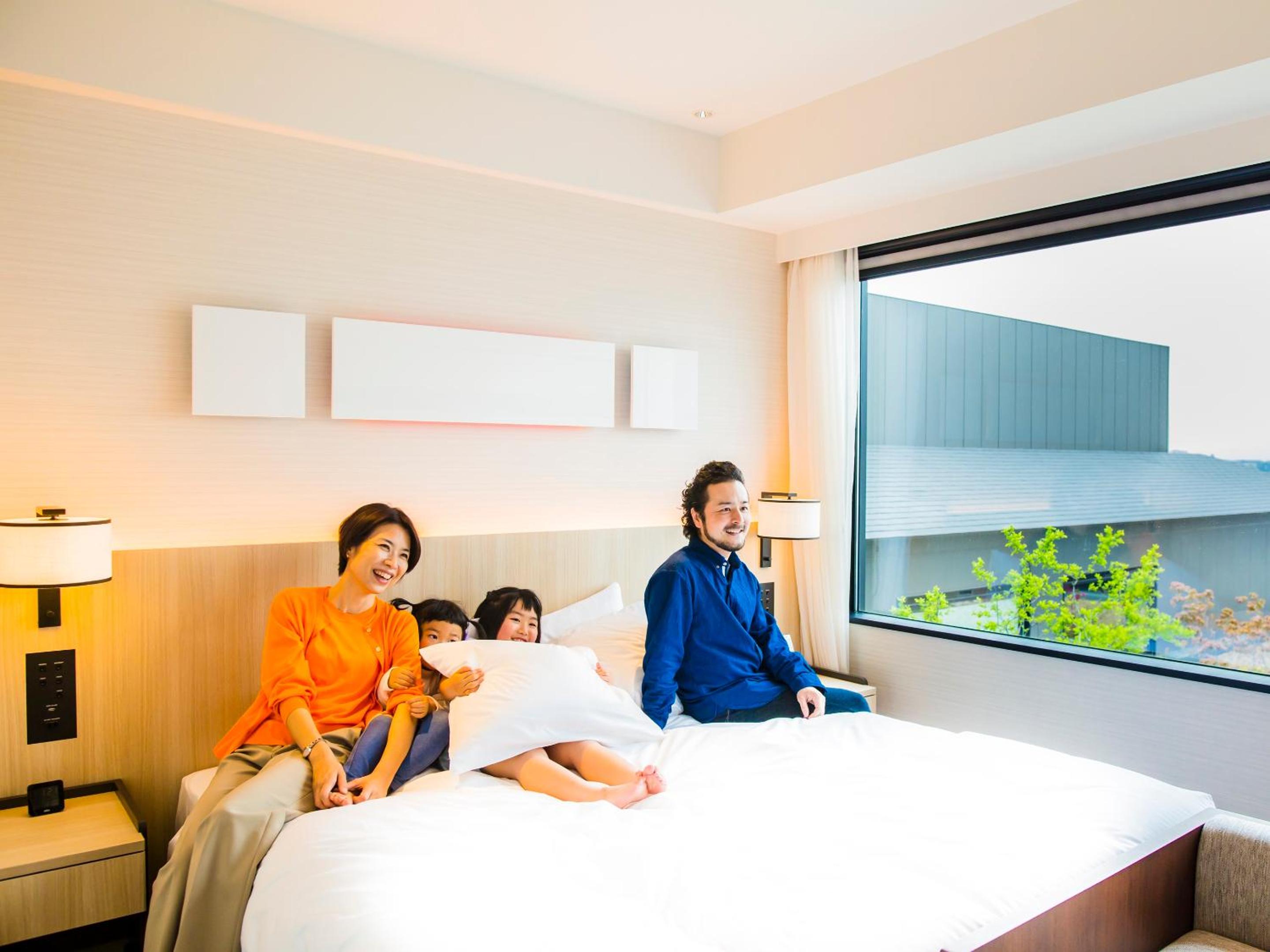 King Suite with Bathtub - Photo 6