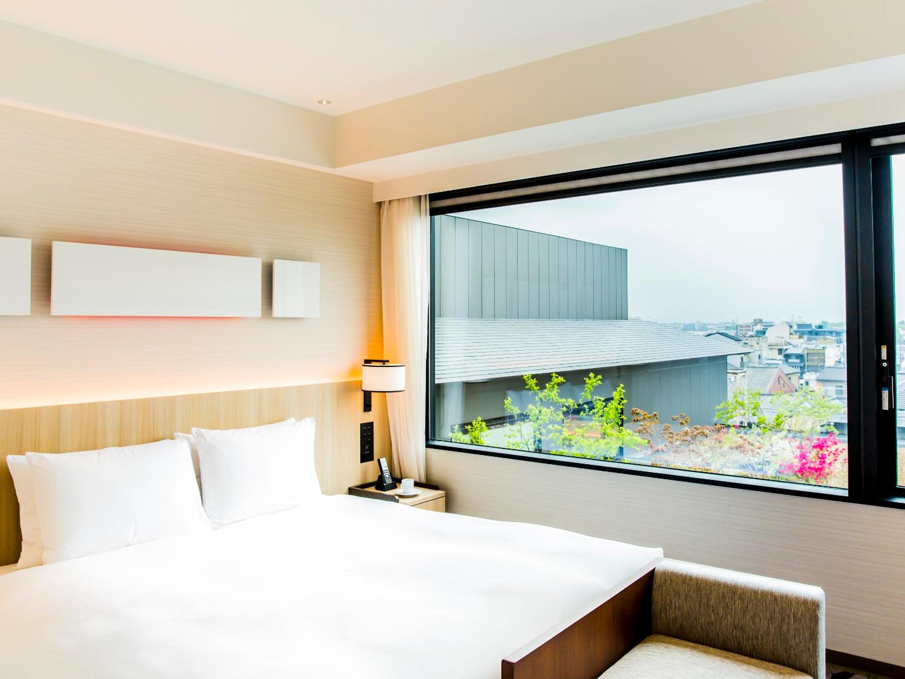 King Suite with Bathtub - Photo 1