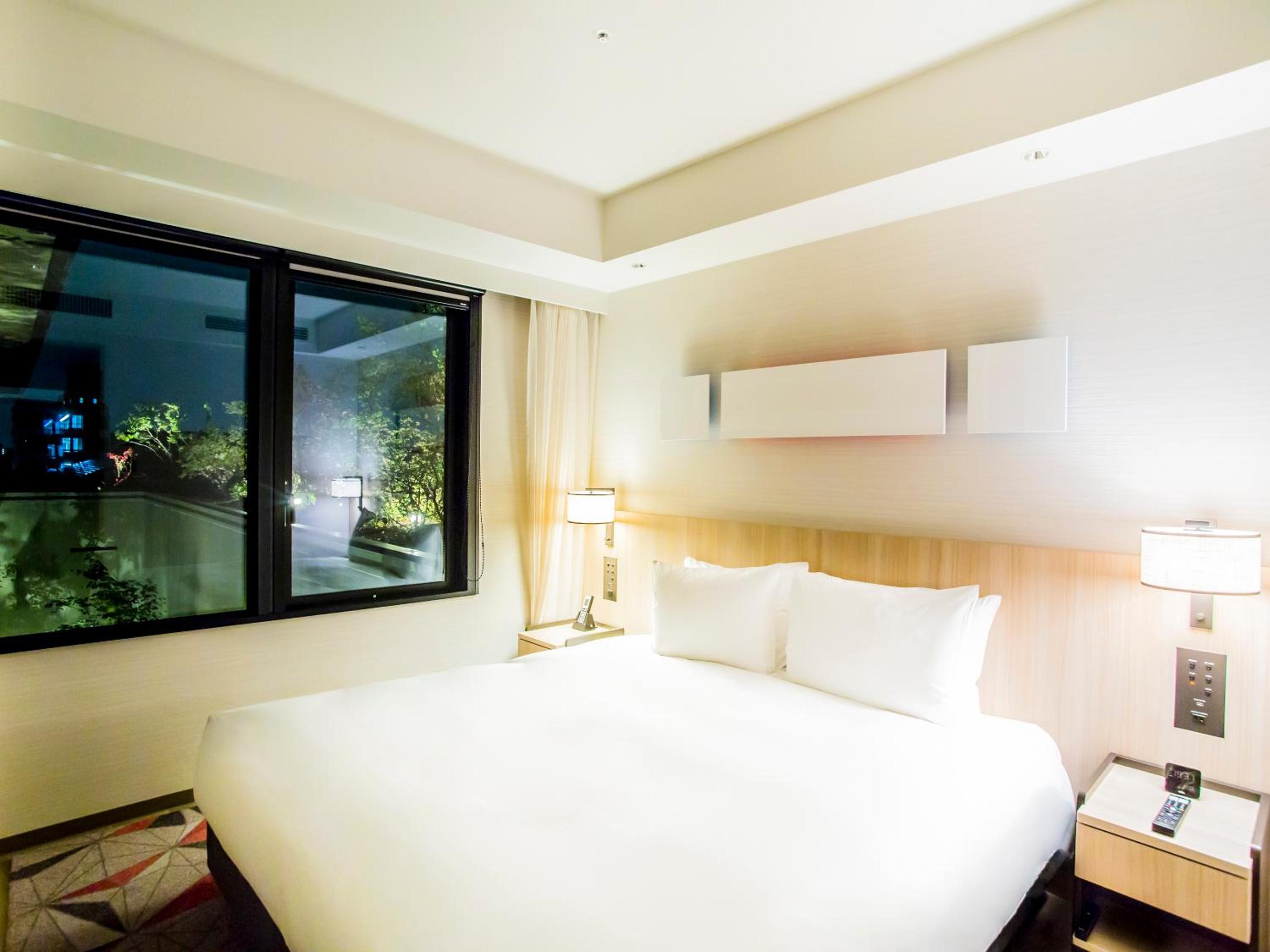King Suite with Bathtub - Photo 2