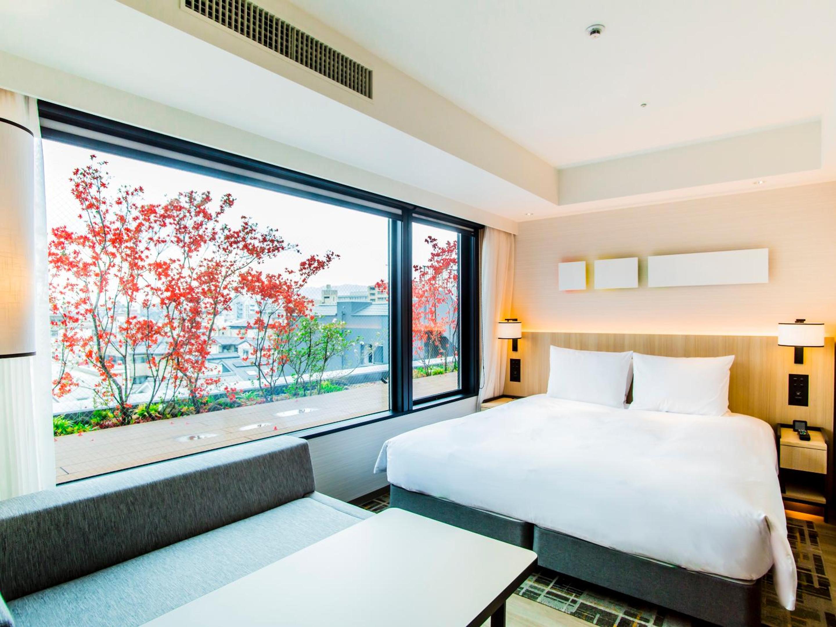 Deluxe King Room with Bathtub - Photo 2