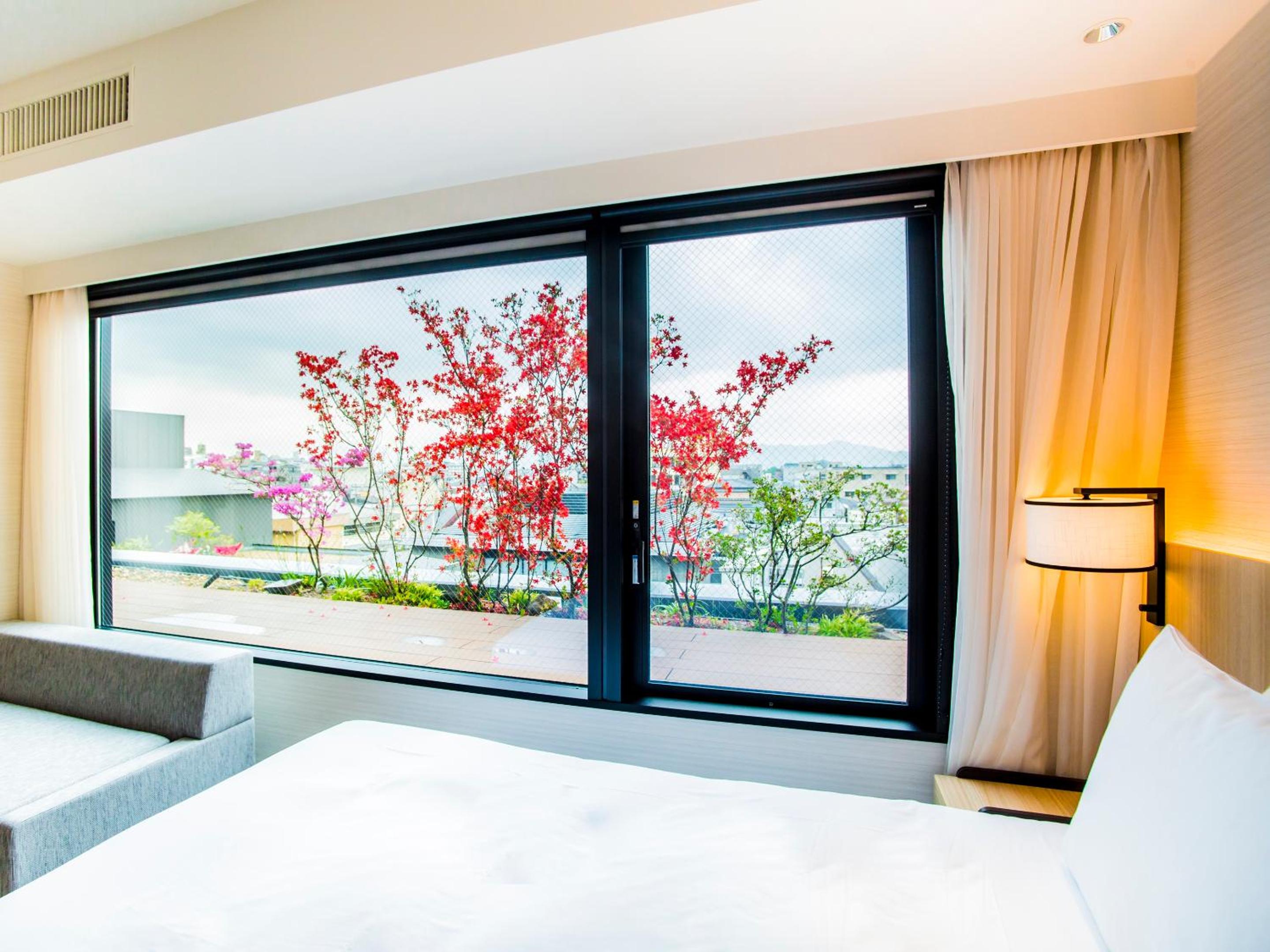Deluxe King Room with Bathtub - Photo 3