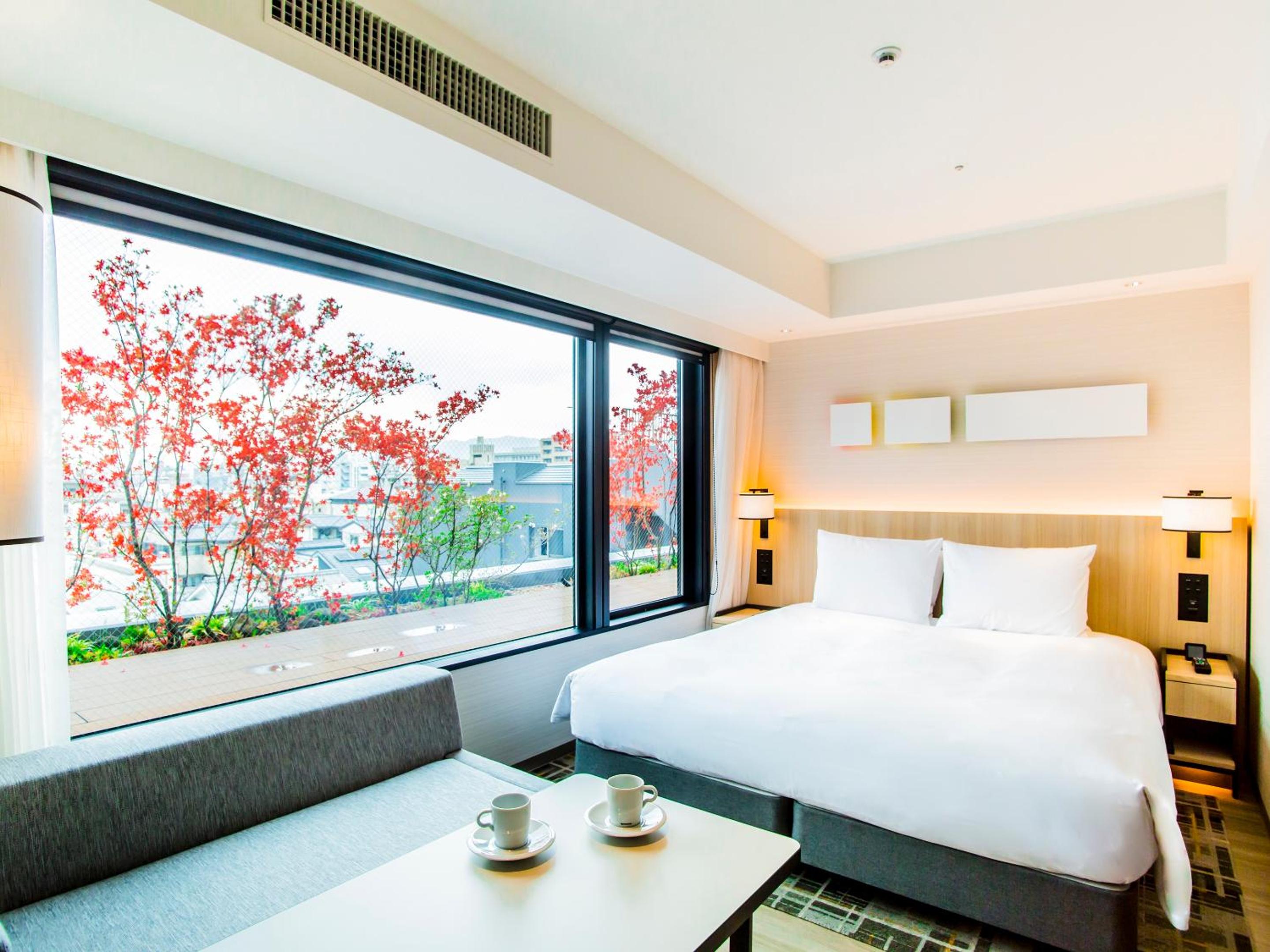 Deluxe King Room with Bathtub - Photo 1