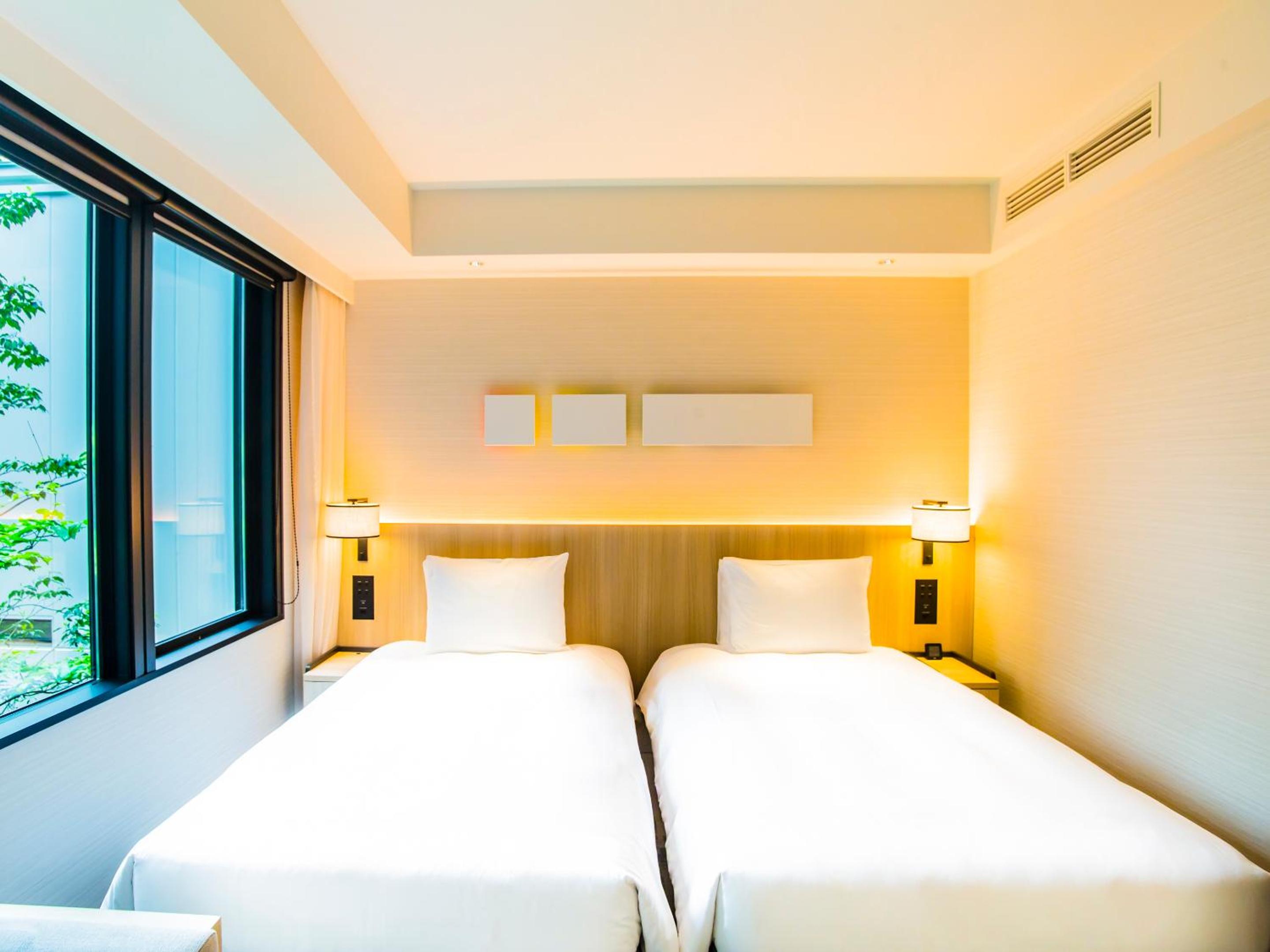 Premium Twin Room with Bathtub - Photo 11