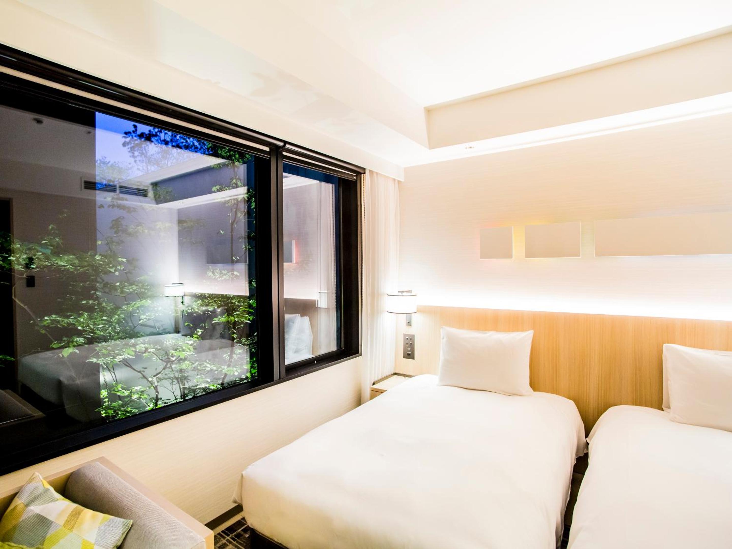 Premium Twin Room with Bathtub - Photo 2