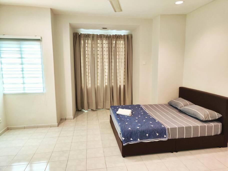 Four-Bedroom House photo 2