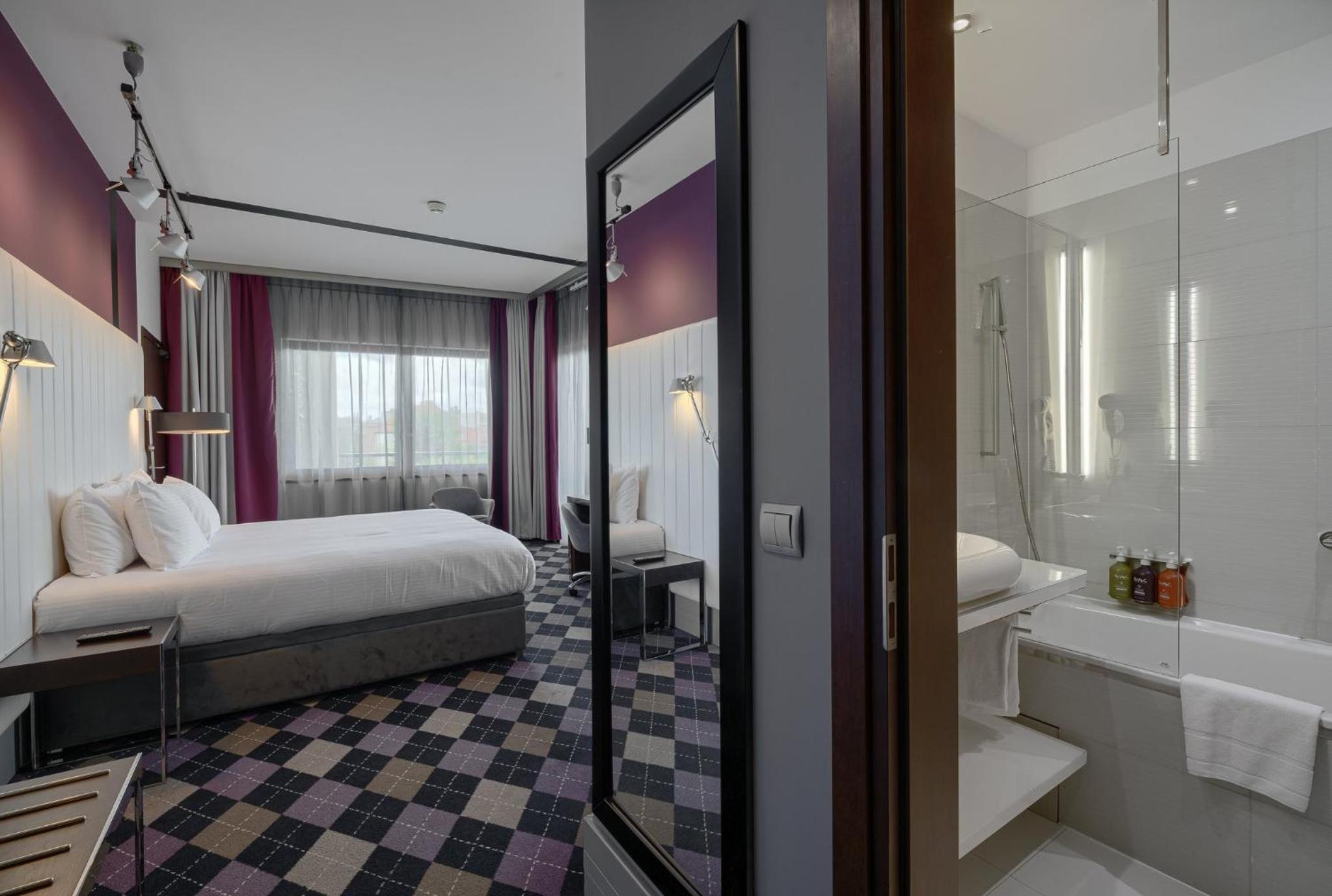 Premium King Room with River View - Photo 4