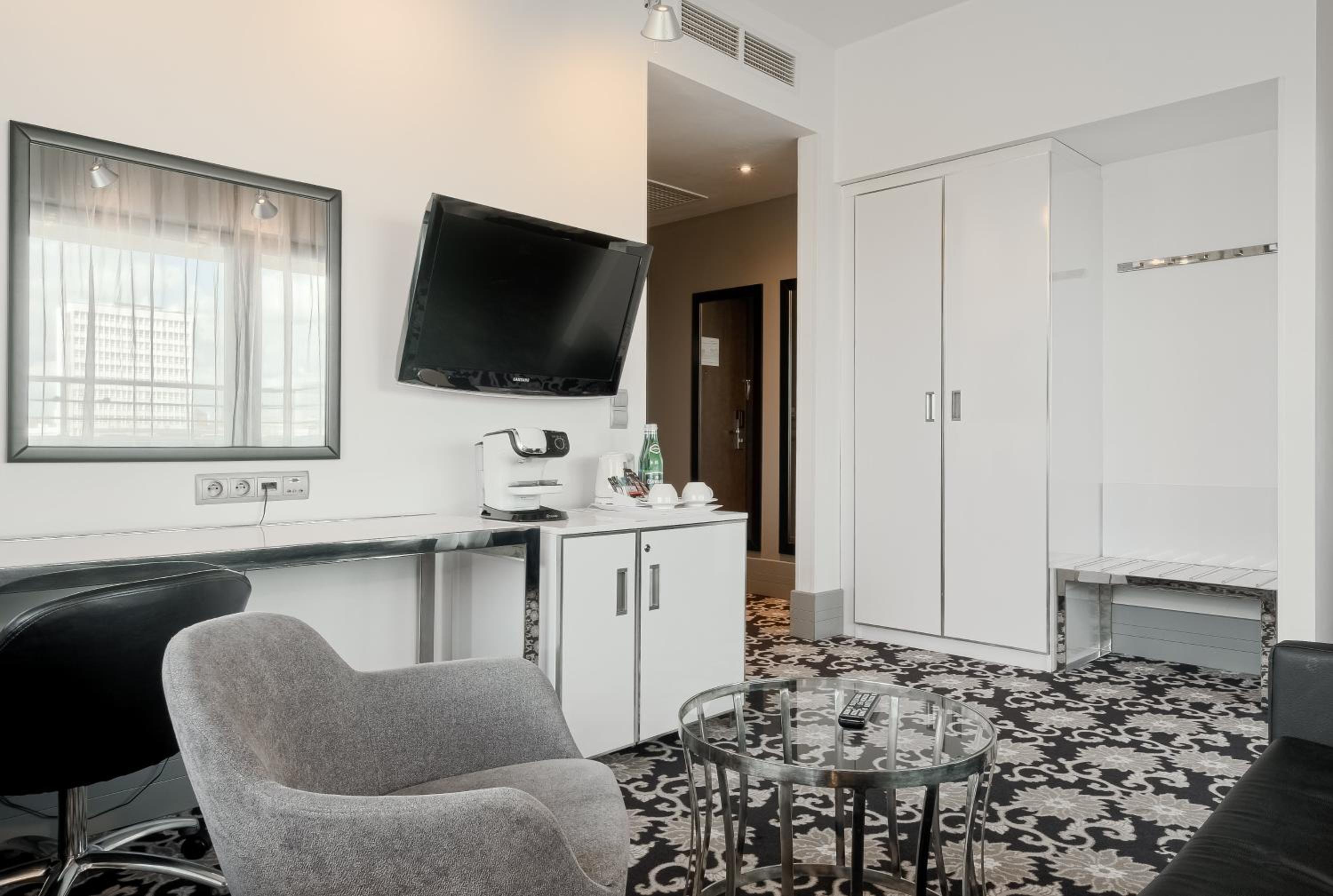 King Suite with River View - Terrace Access/Top Floor - Photo 3