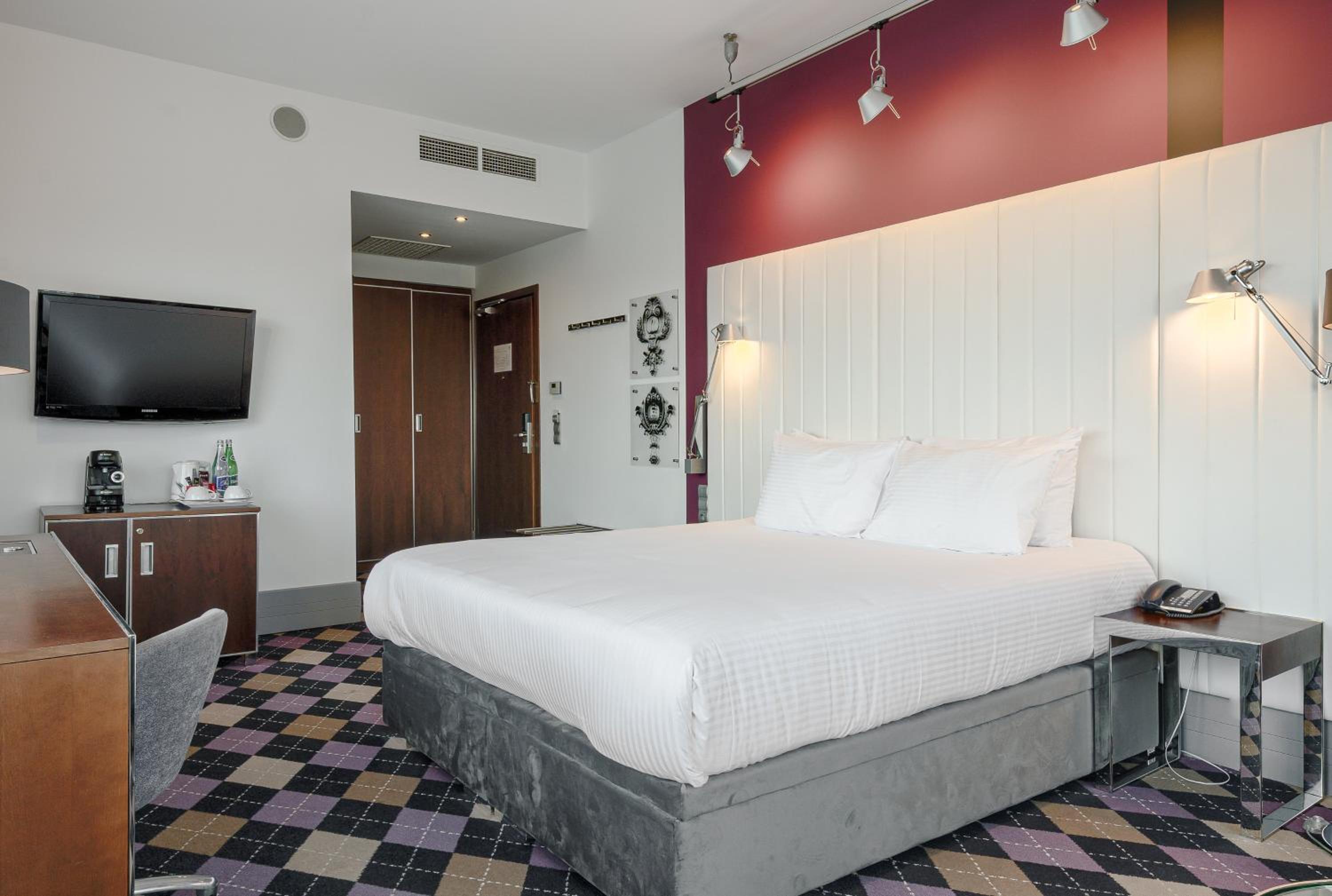Premium King Room with River View - Photo 8