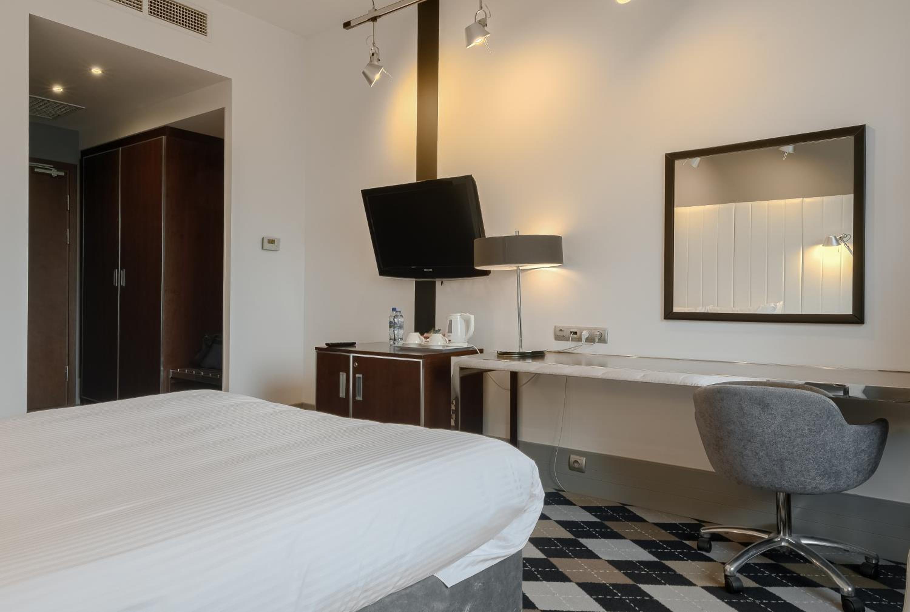Standard King Room - Photo 3