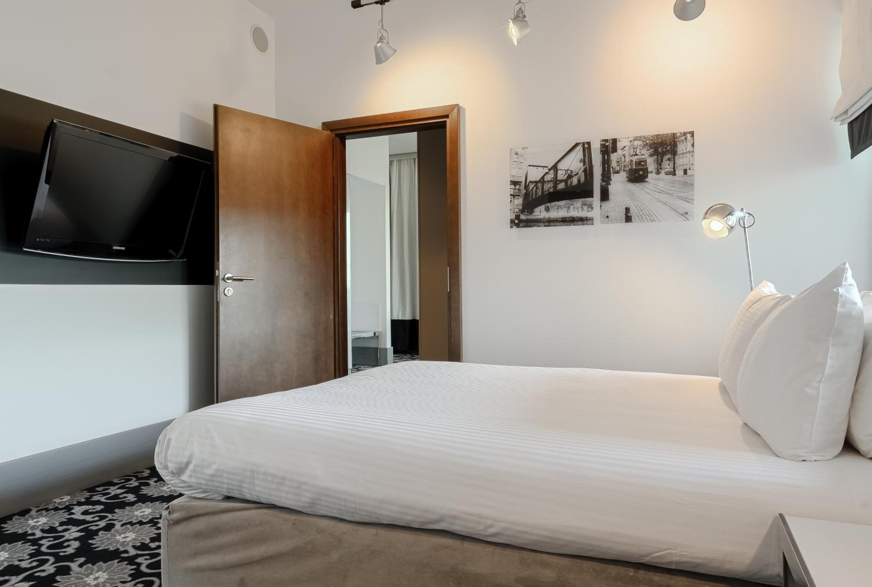 King Suite with River View - Terrace Access/Top Floor - Photo 1