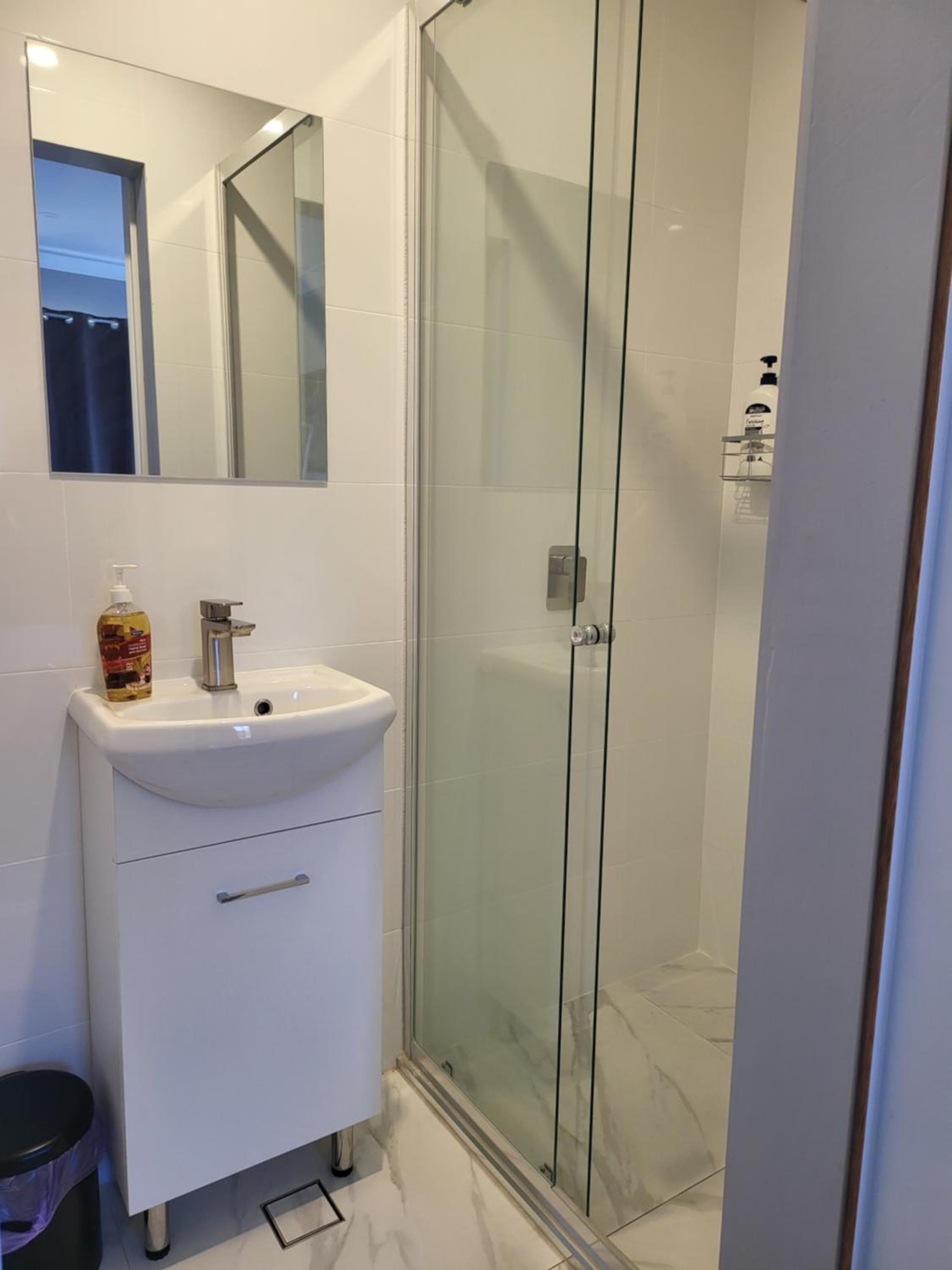 Double Room with Private Bathroom - Photo 18