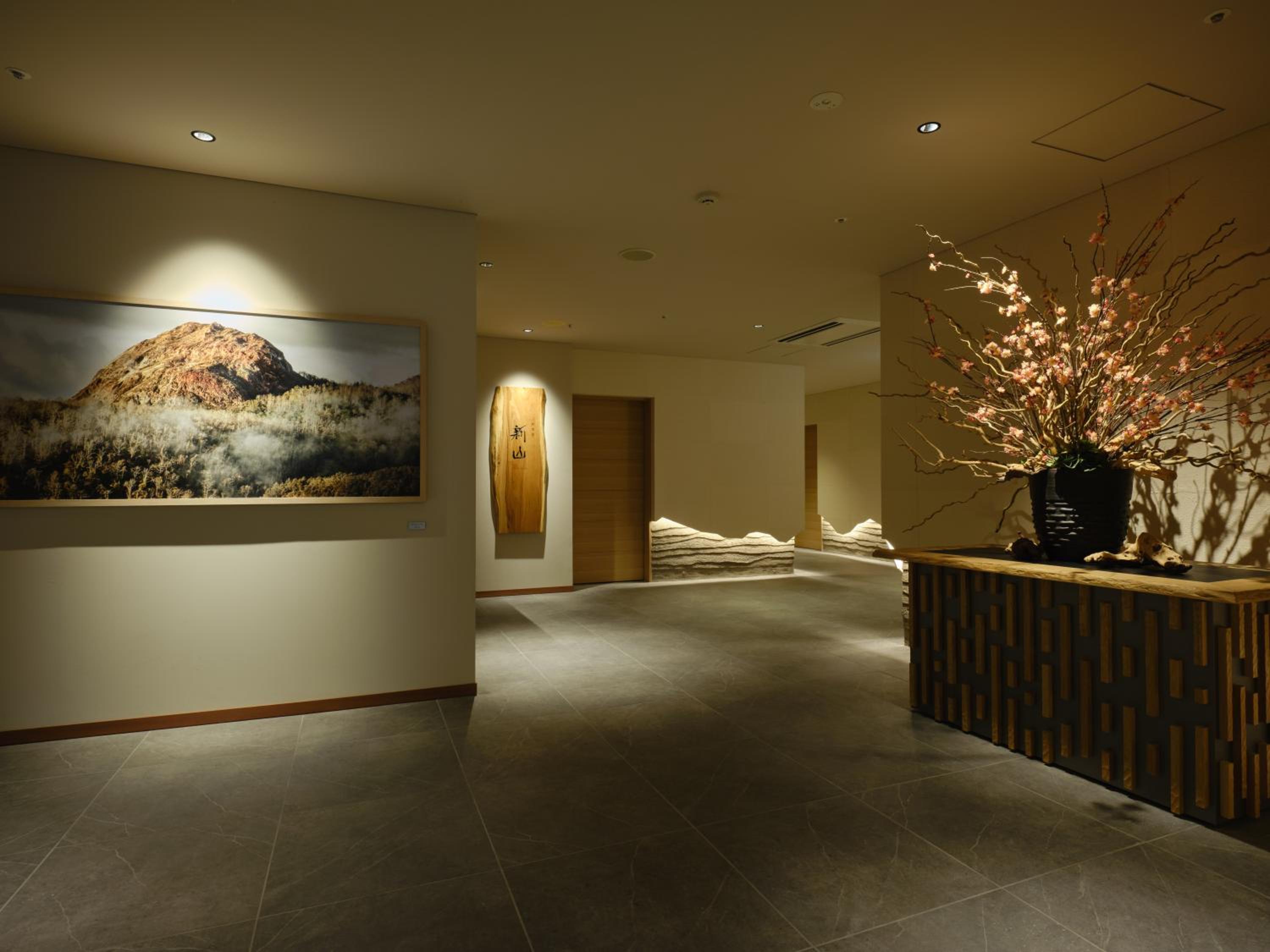 Suite with Onsen Open Air Bath-Lake View-East Wing - Non-Smoking- Premium French Dinner & Japanese Breakfast - Photo 2