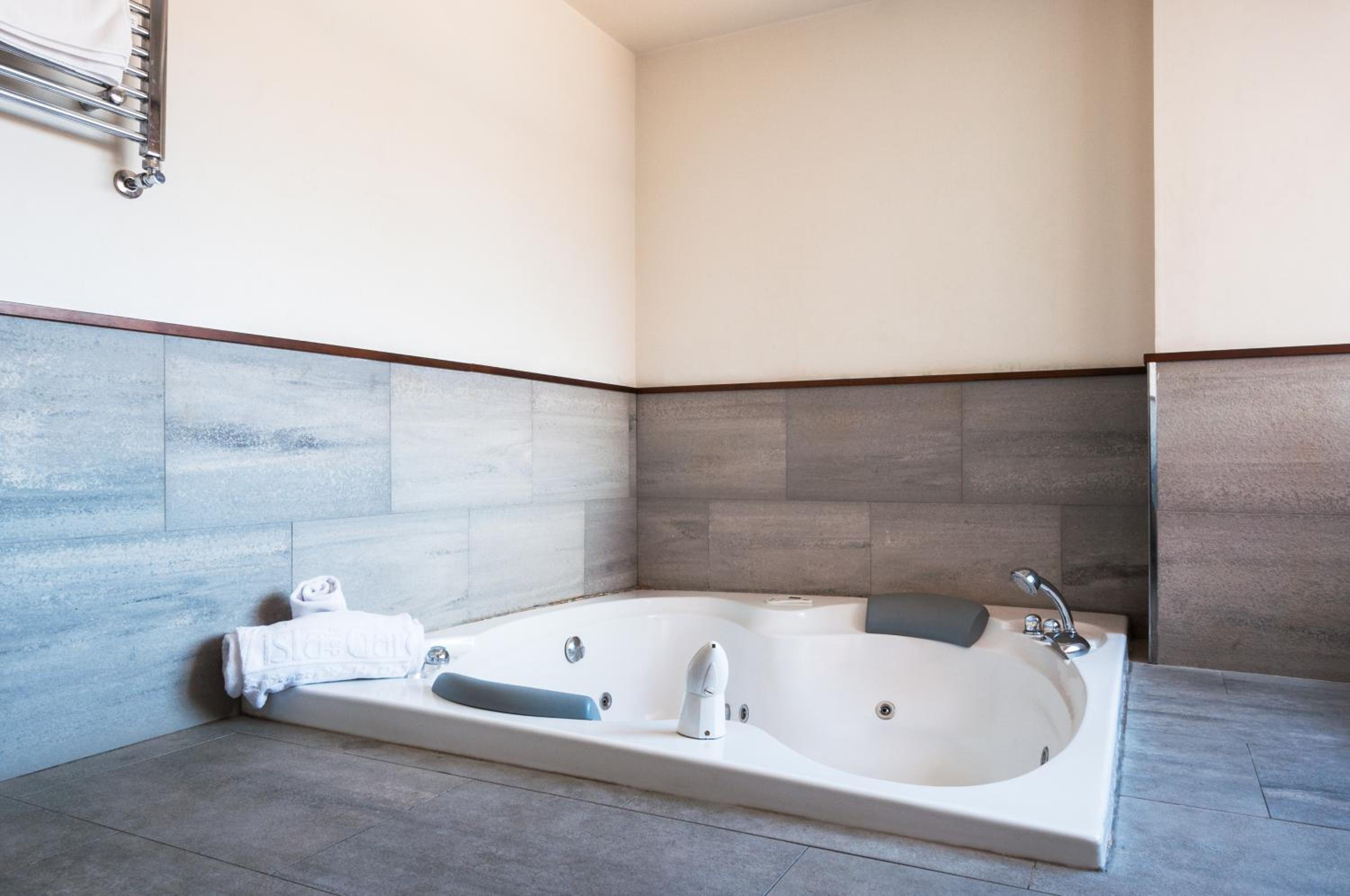 Deluxe Suite with Spa Bath photo 2