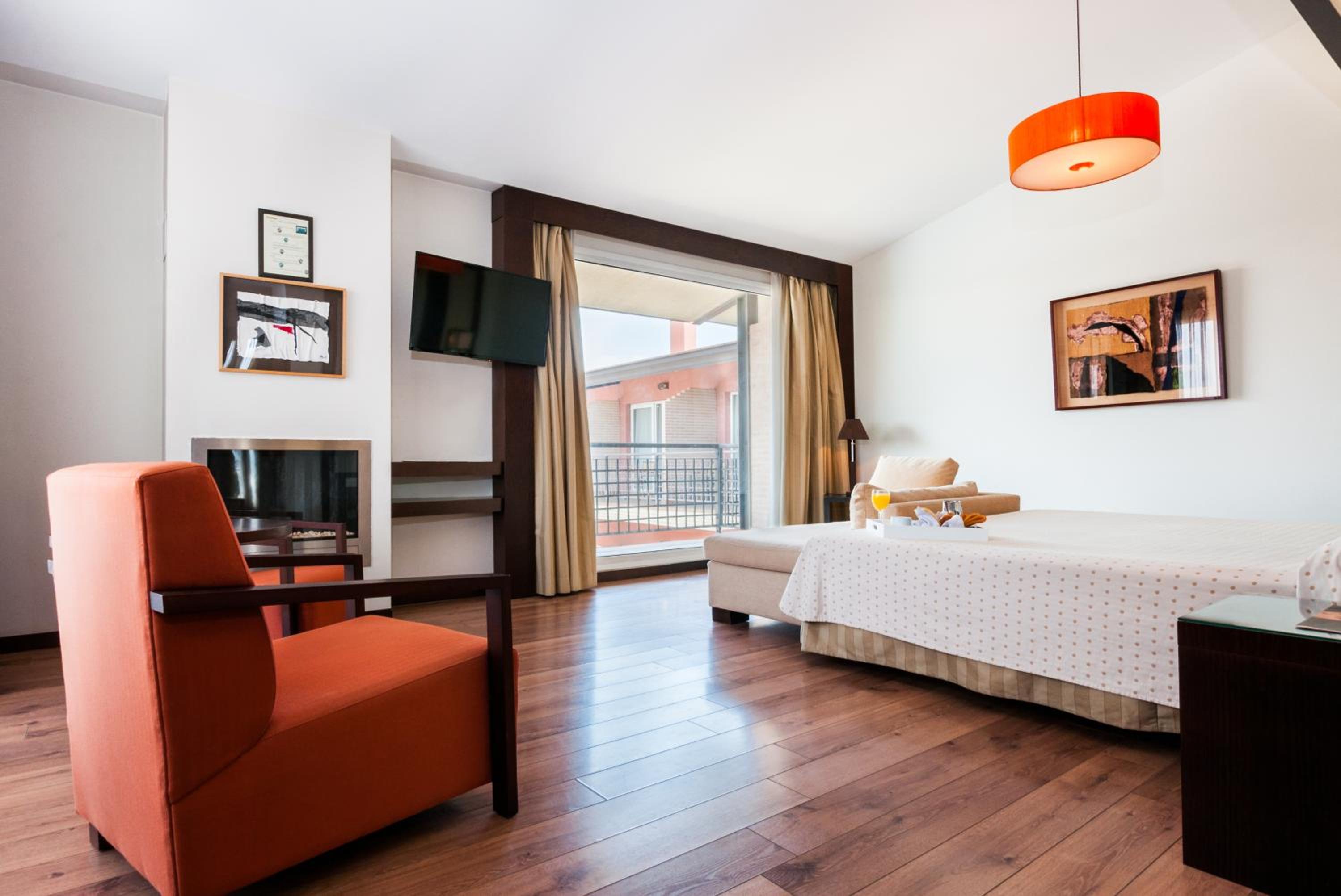 Deluxe Suite with Spa Bath photo 3