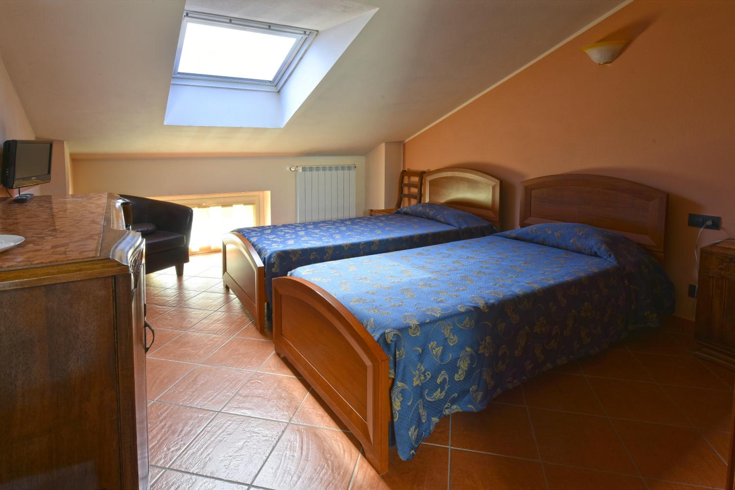 Quadruple Room with Private Bathroom photo 3