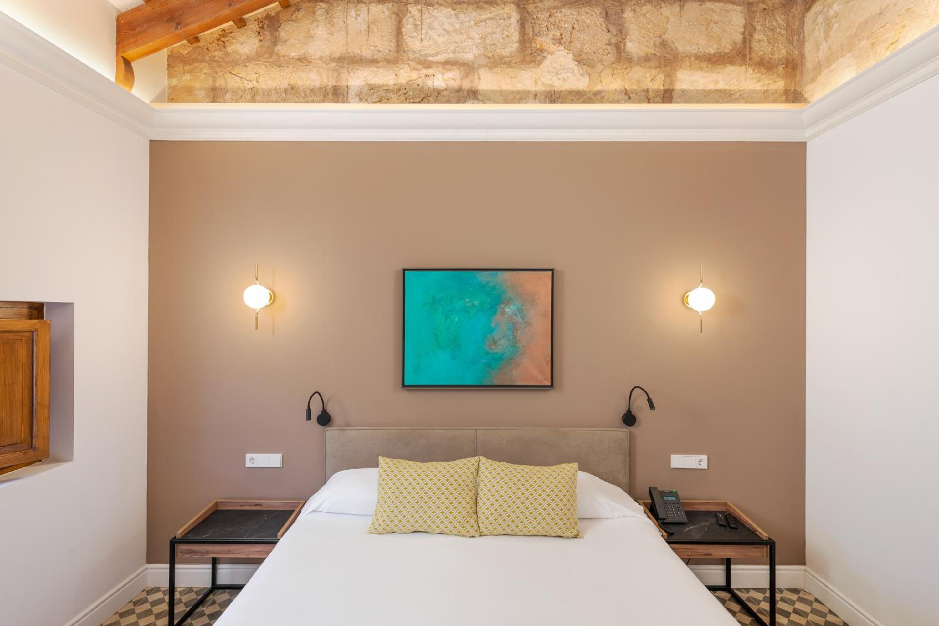 Superior Double Room thumbnail 5