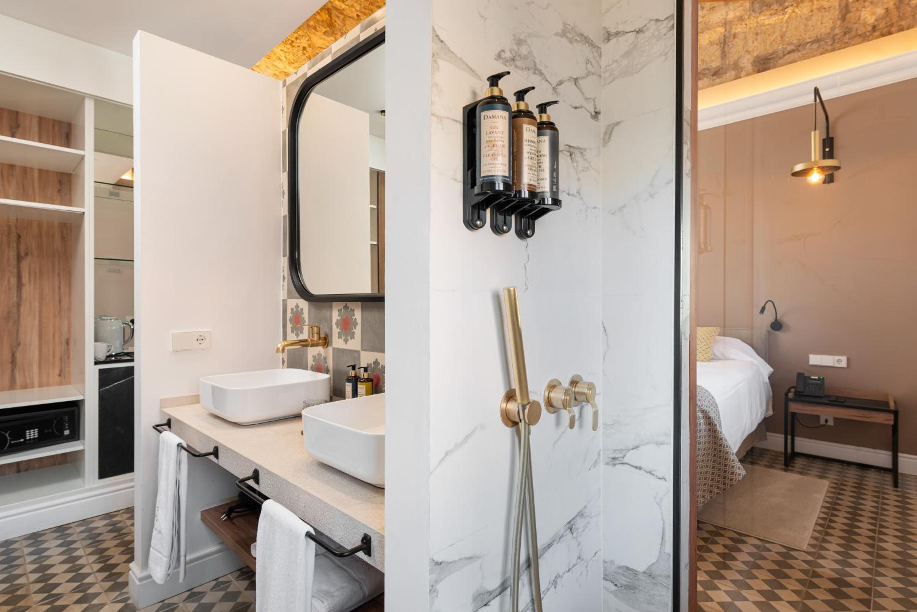 Superior Double Room thumbnail 6