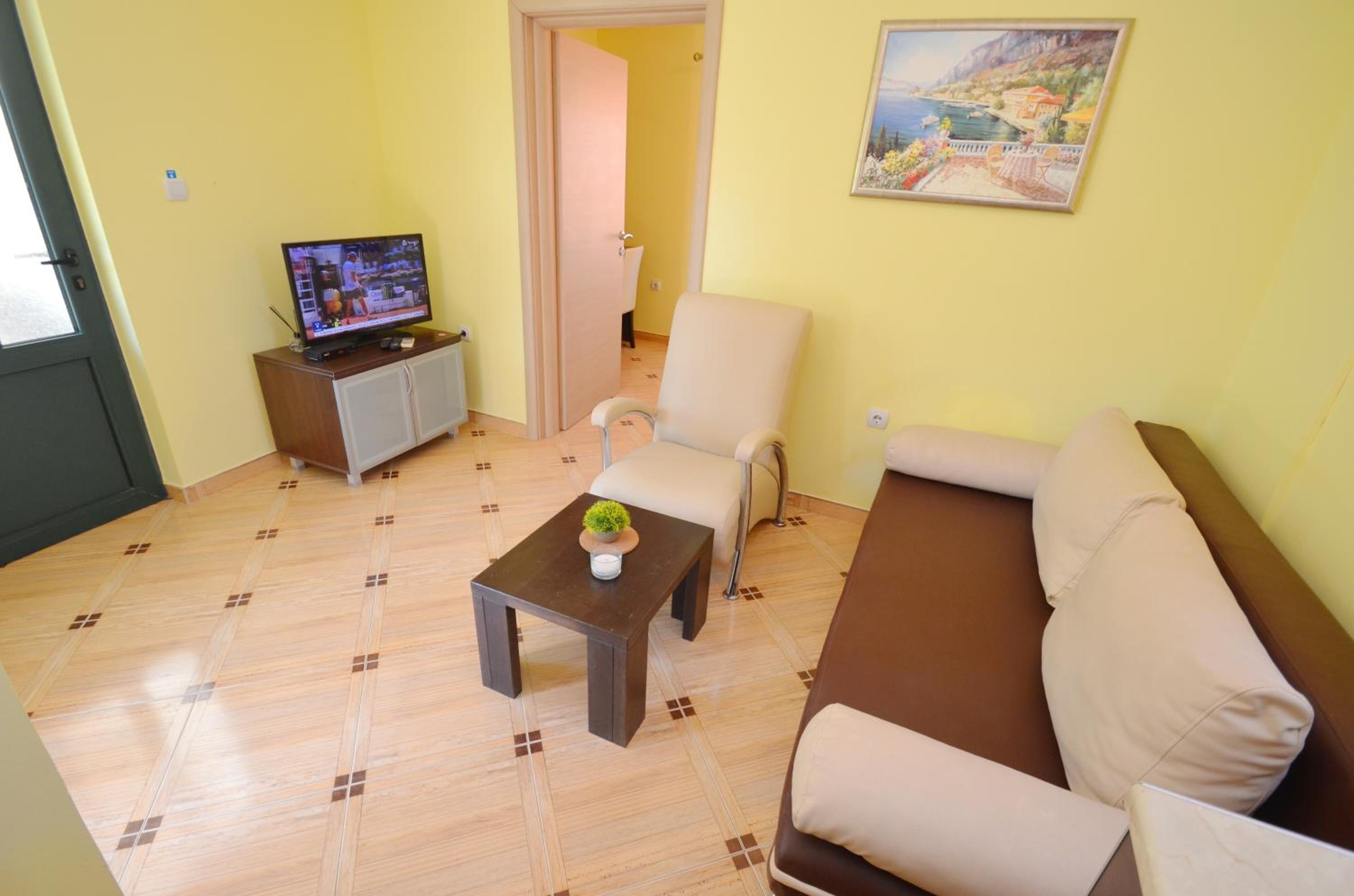 One-Bedroom Apartment photo 2