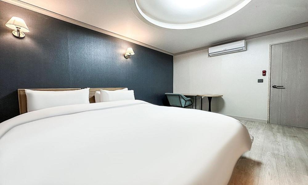 Double Room - Photo 6