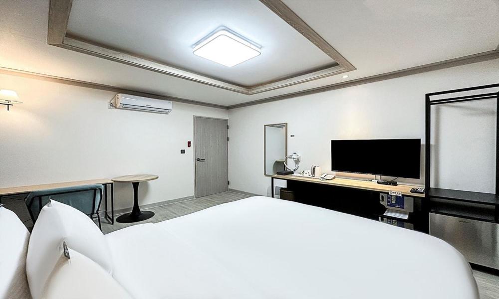 Double Room - Photo 8