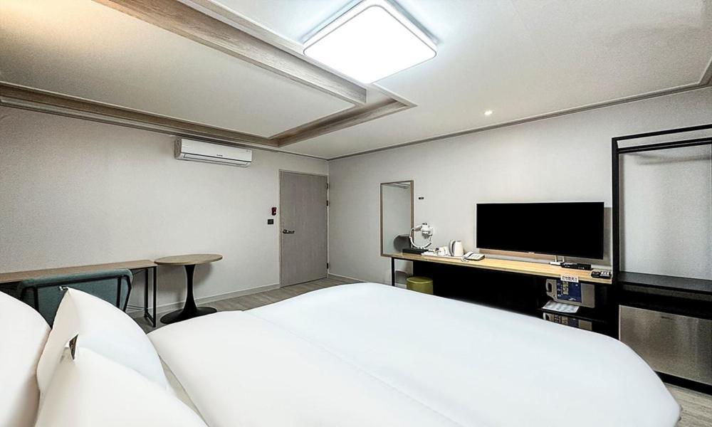 Double Room - Photo 18